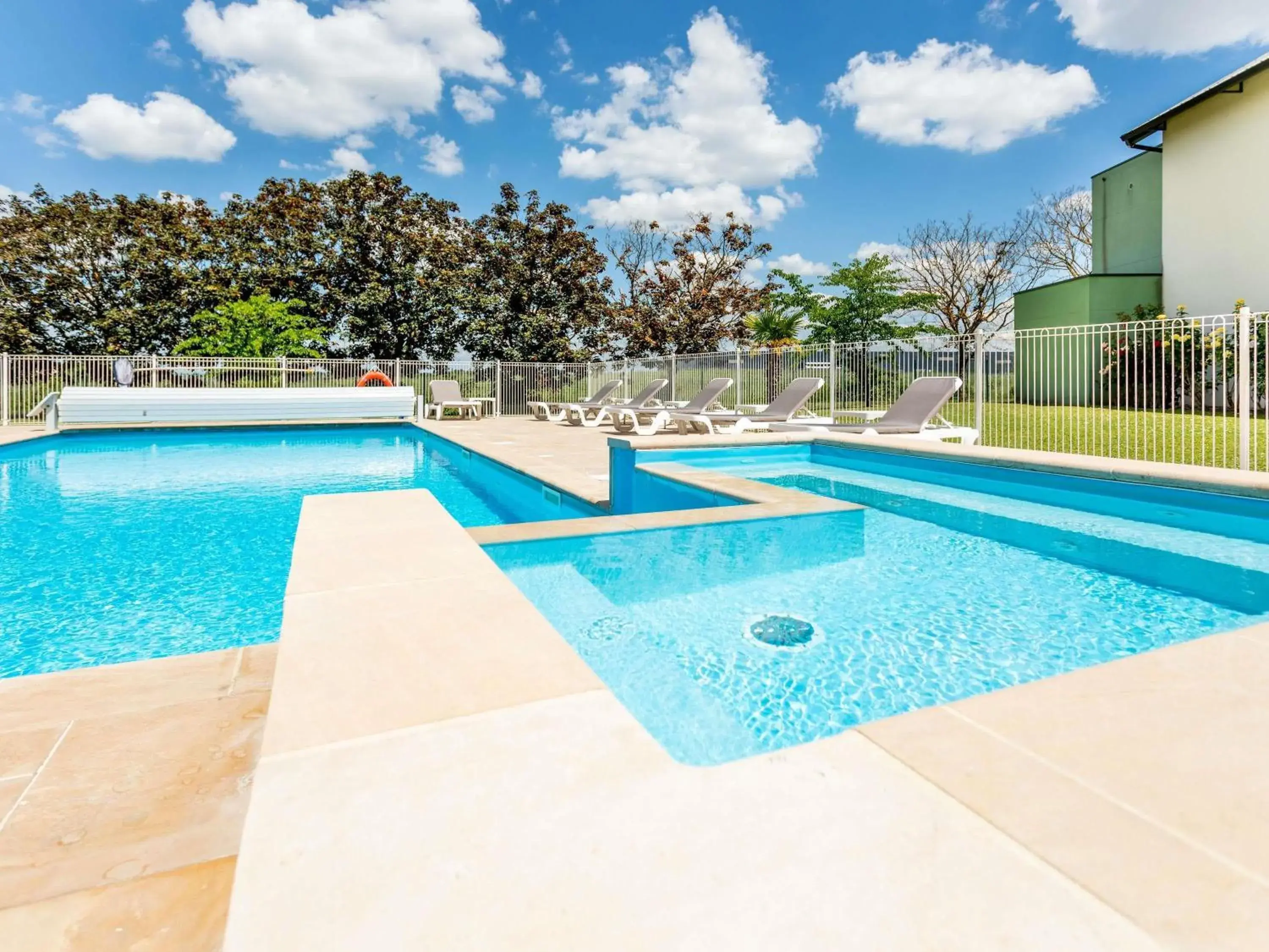 Pool view in Hôtel Ibis Styles Bourges - Piscine extérieure chauffée - Restaurants à proximité Pool view in Hôtel Ibis Styles Bourges - Piscine extérieure chauffée - Restaurants à proximité