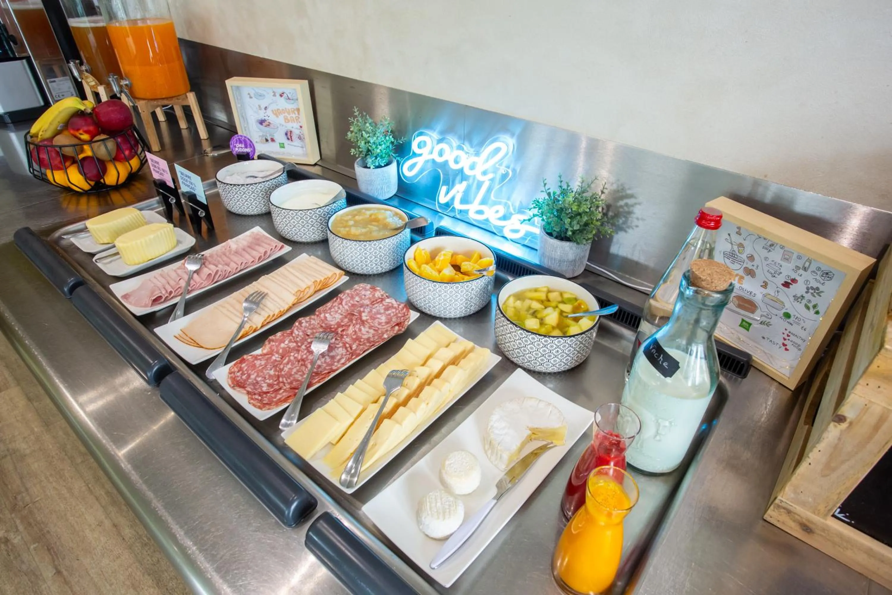 Buffet breakfast in Hôtel Ibis Styles Bourges - Piscine extérieure chauffée - Restaurants à proximité