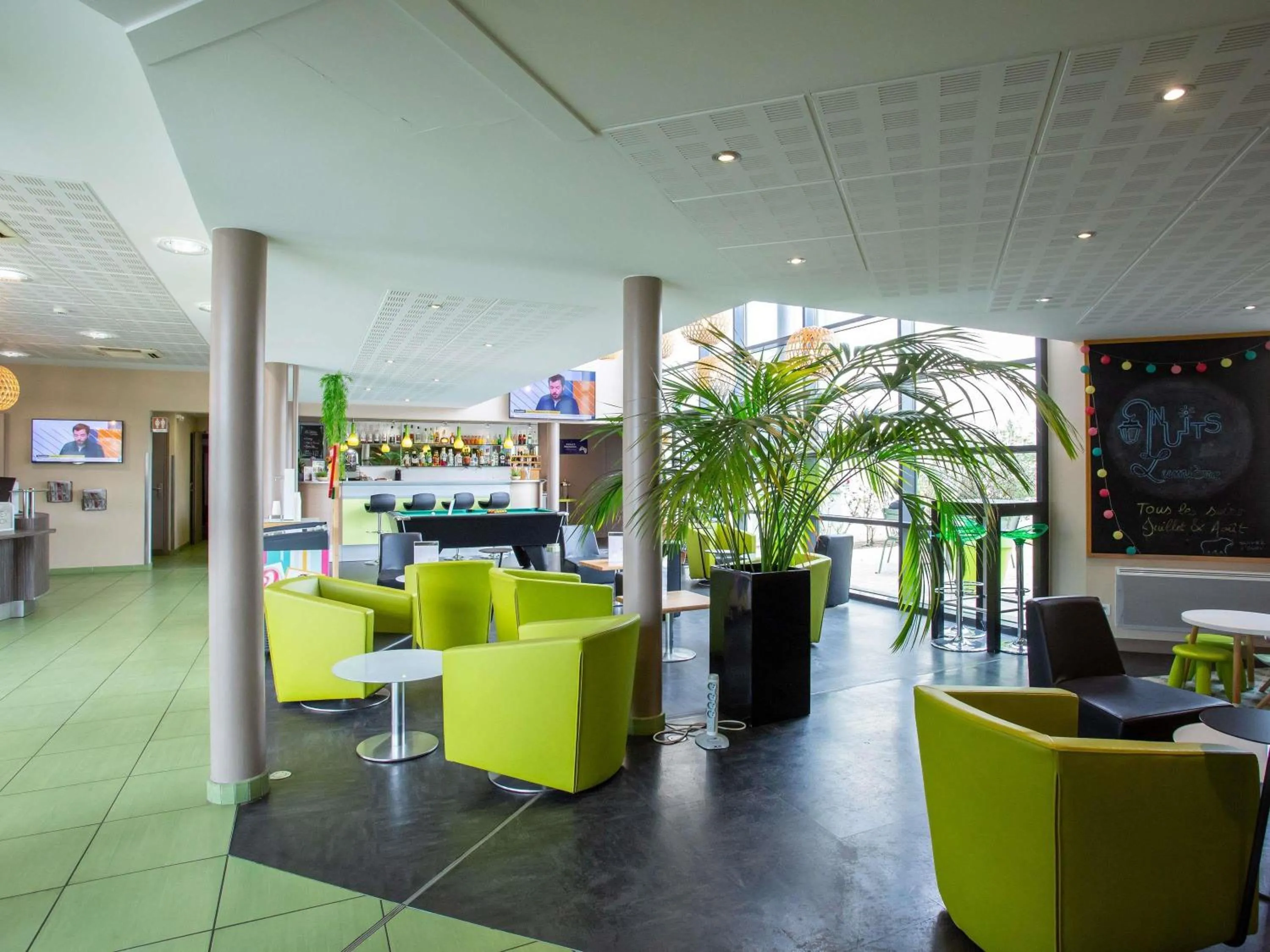 Lounge or bar in Hôtel Ibis Styles Bourges - Piscine extérieure chauffée - Restaurants à proximité