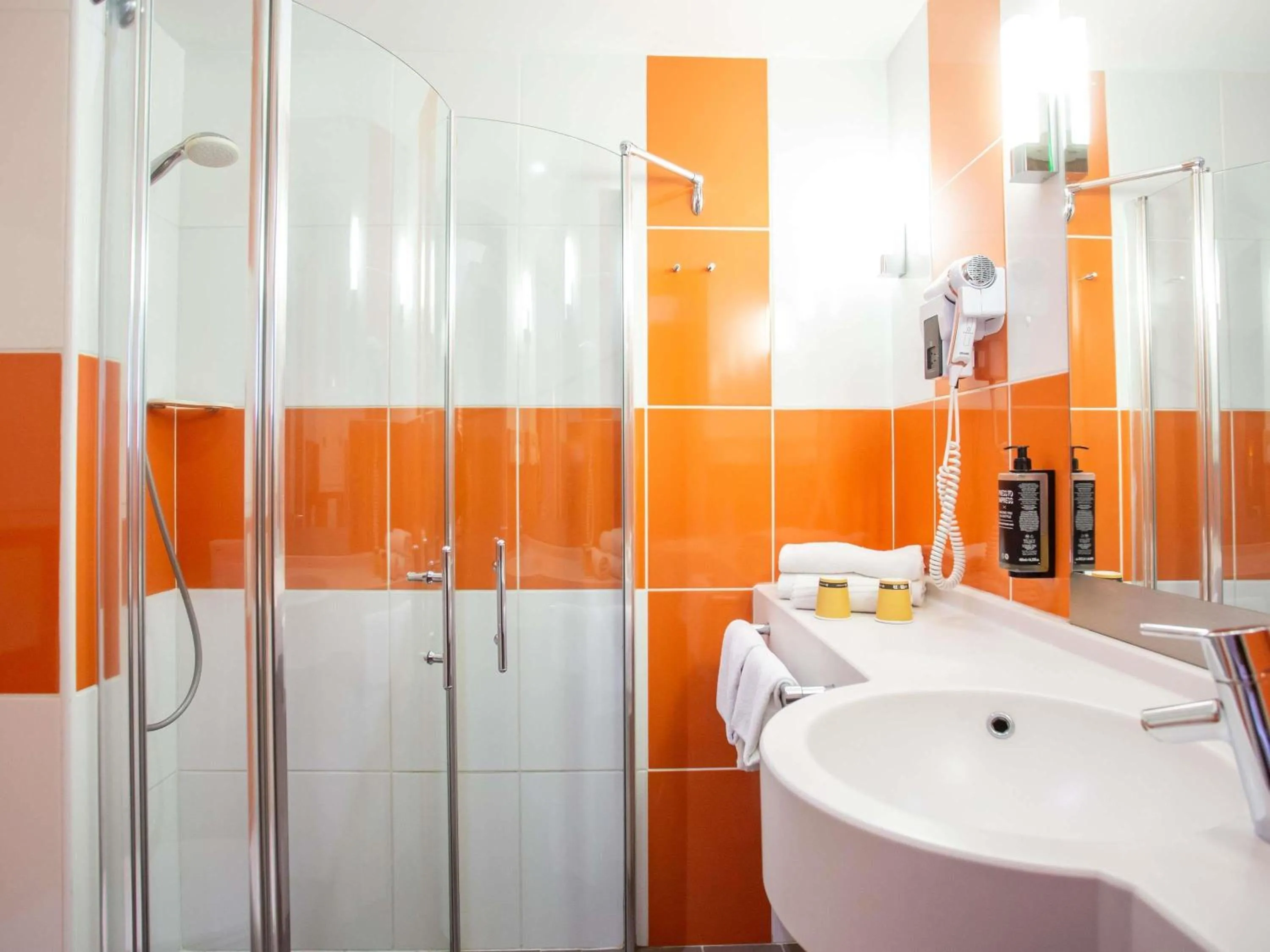 Bedroom in Hôtel Ibis Styles Bourges - Piscine extérieure chauffée - Restaurants à proximité