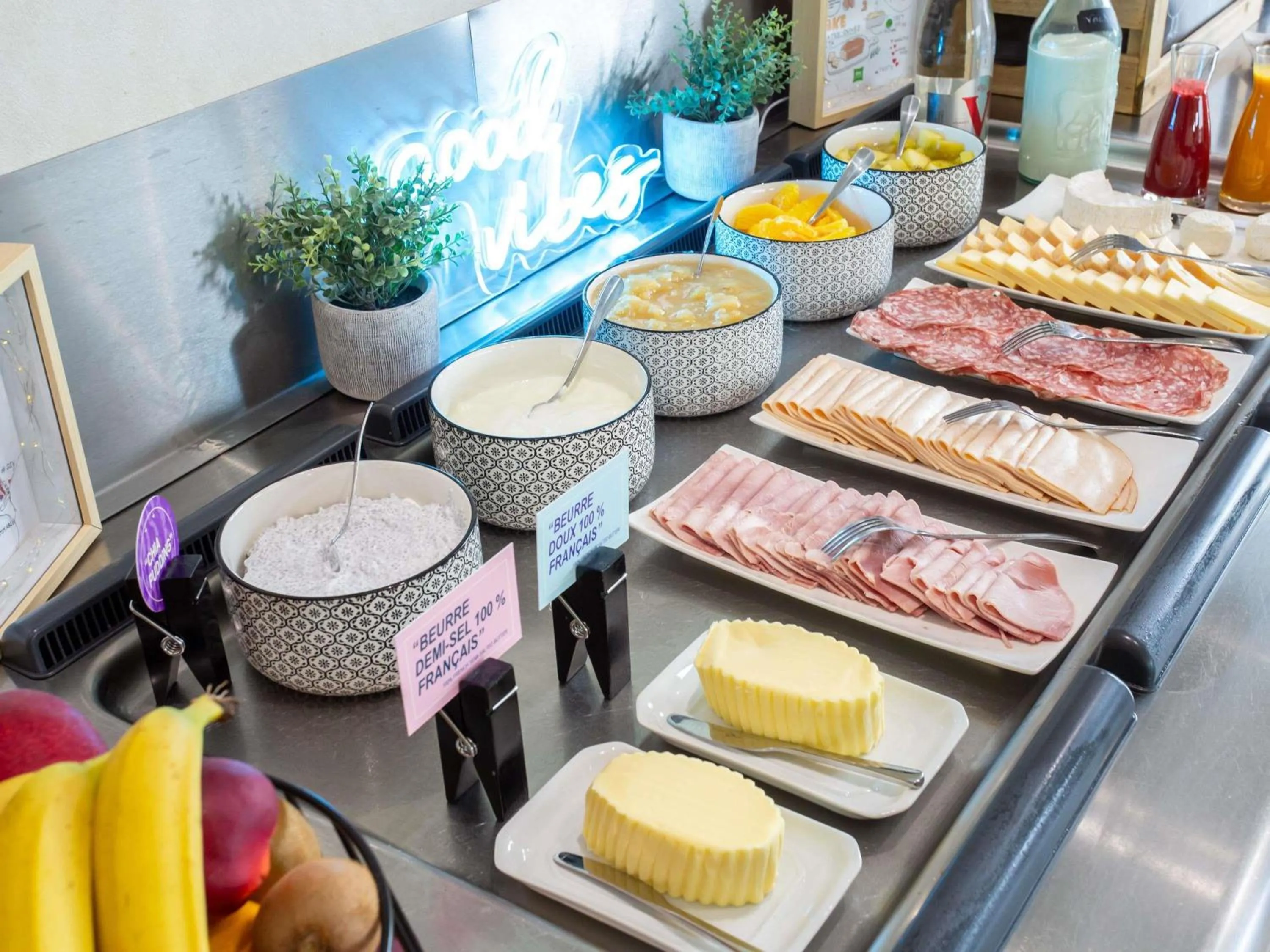 Breakfast in Hôtel Ibis Styles Bourges - Piscine extérieure chauffée - Restaurants à proximité