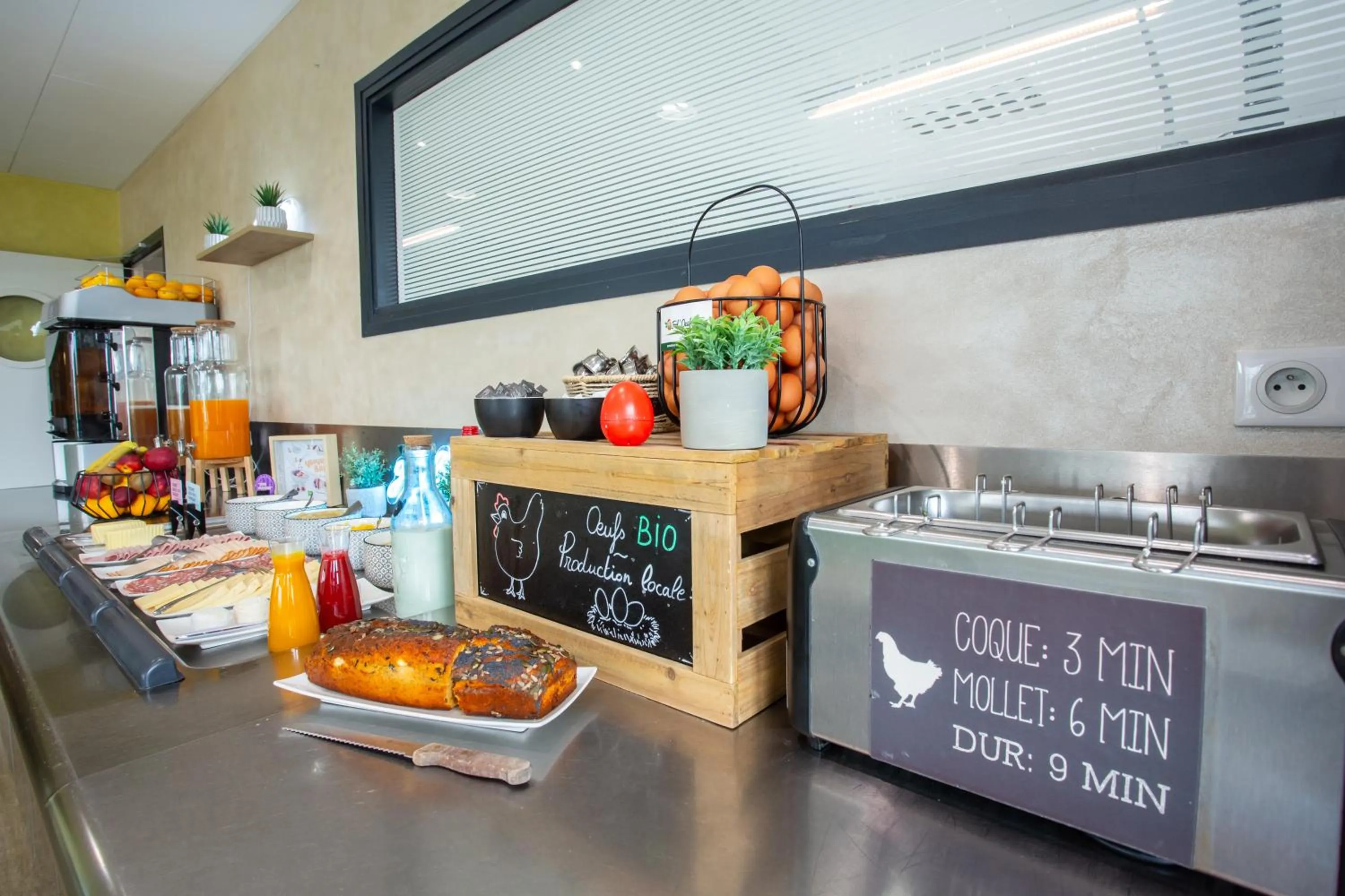 Buffet breakfast in Hôtel Ibis Styles Bourges - Piscine extérieure chauffée - Restaurants à proximité