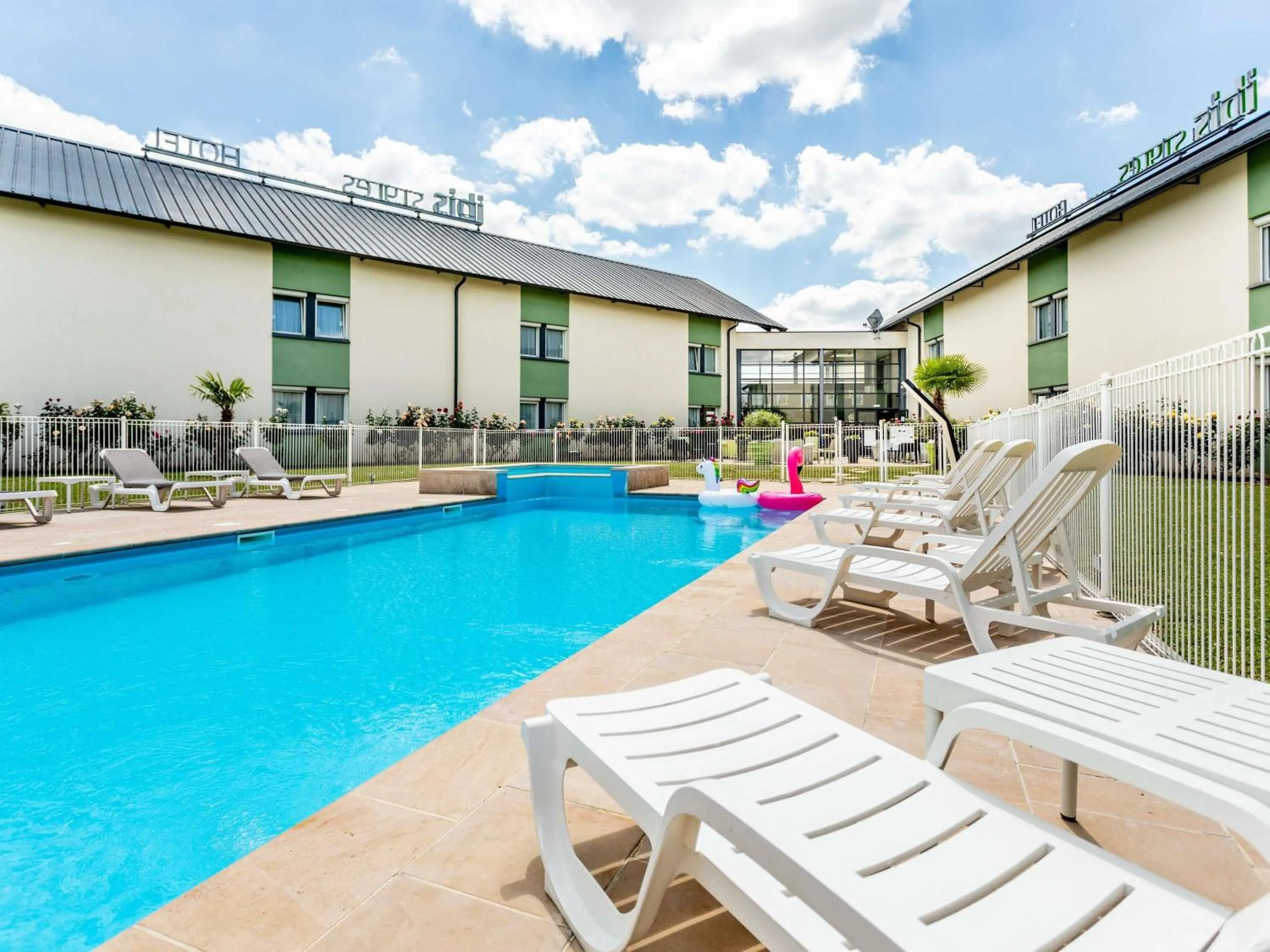 Pool view in Hôtel Ibis Styles Bourges - Piscine extérieure chauffée - Restaurants à proximité