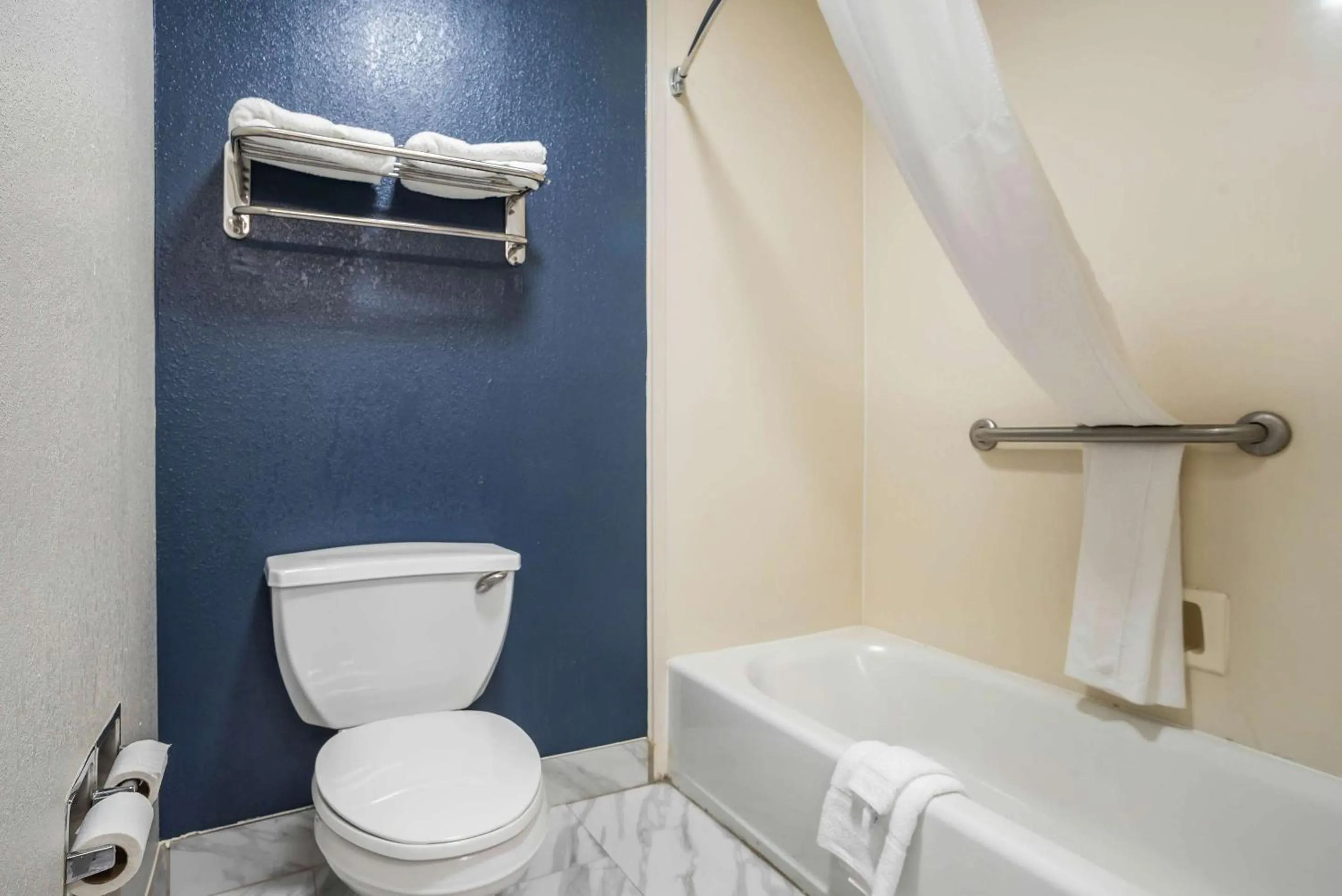 Bedroom in Quality Suites Baton Rouge East - Denham Springs