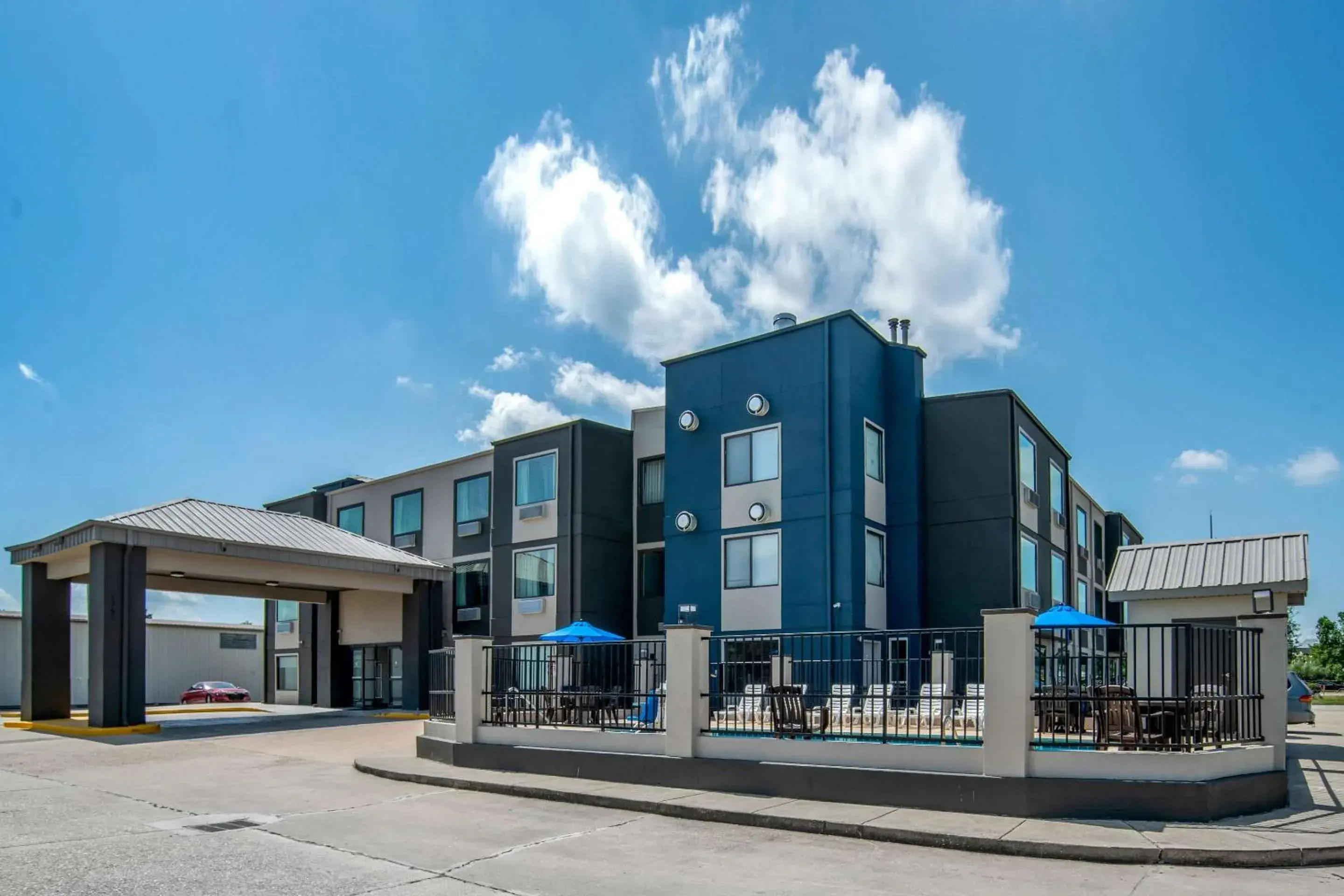 Property building in Quality Suites Baton Rouge East - Denham Springs Property building in Quality Suites Baton Rouge East - Denham Springs