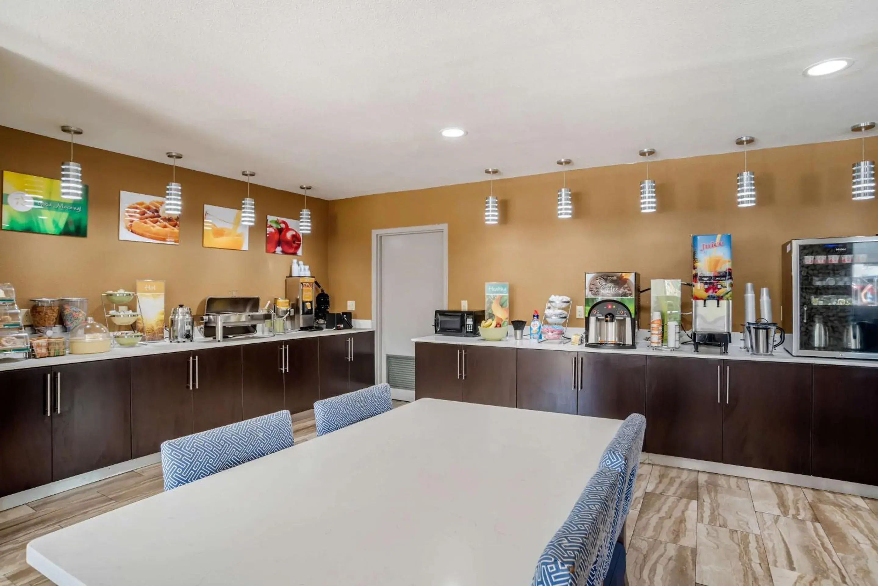 Breakfast in Quality Suites Baton Rouge East - Denham Springs Breakfast in Quality Suites Baton Rouge East - Denham Springs