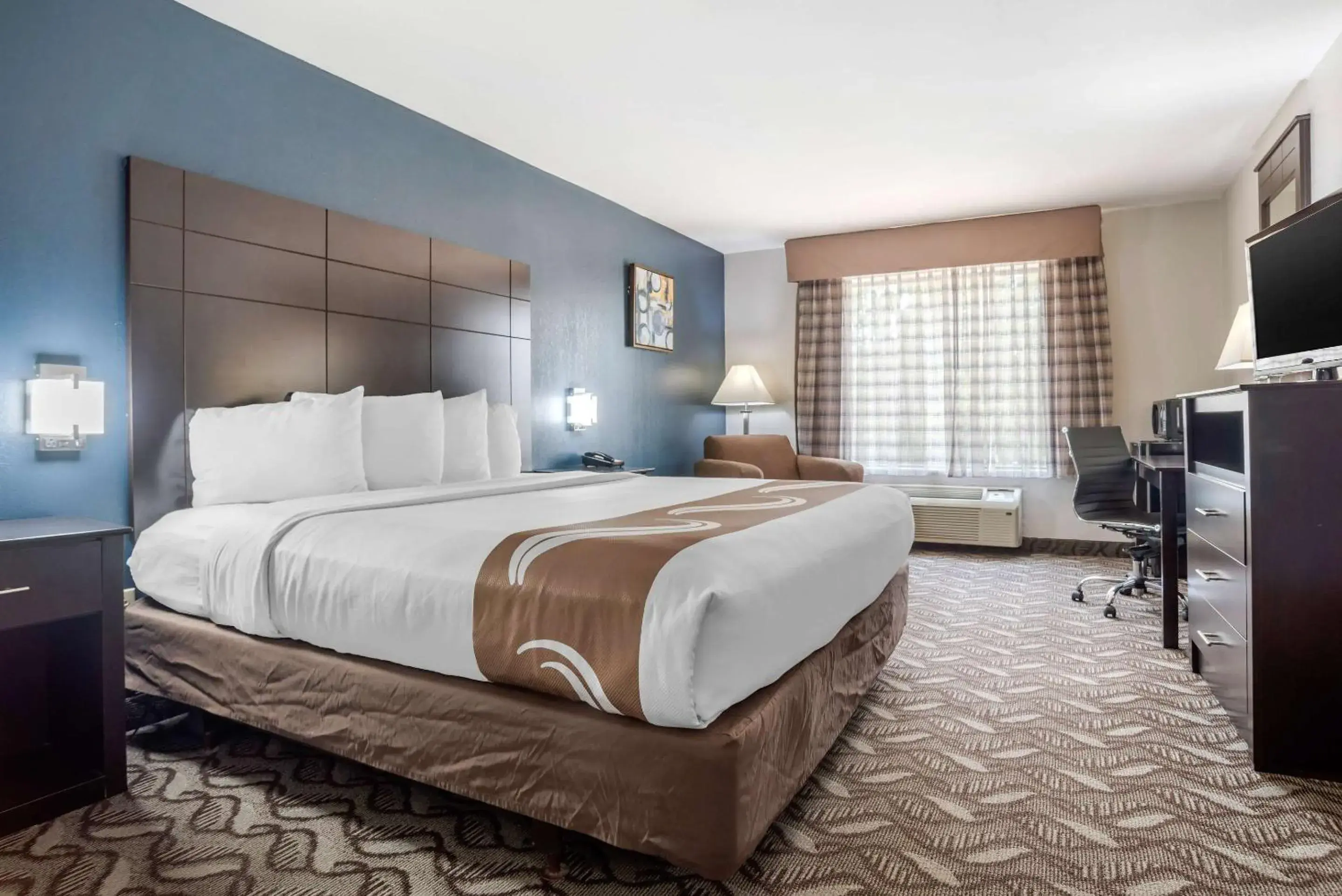 Bedroom, Bed in Quality Suites Baton Rouge East - Denham Springs Bedroom, Bed in Quality Suites Baton Rouge East - Denham Springs