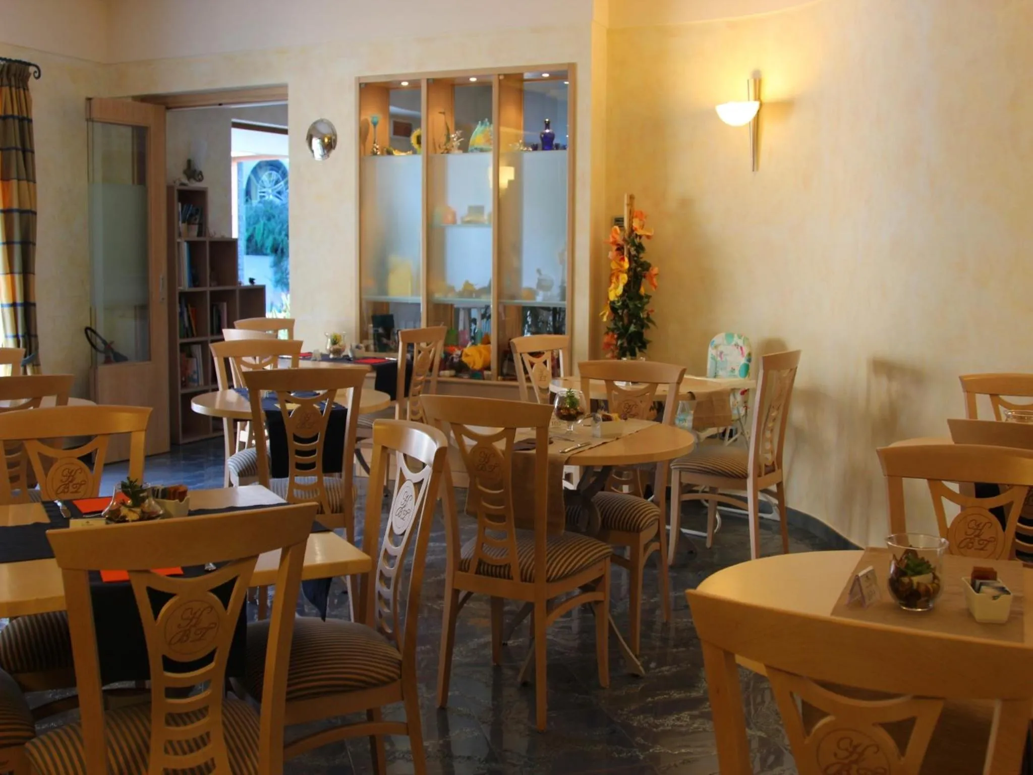 Restaurant/places to eat in Blu Tropical Resort