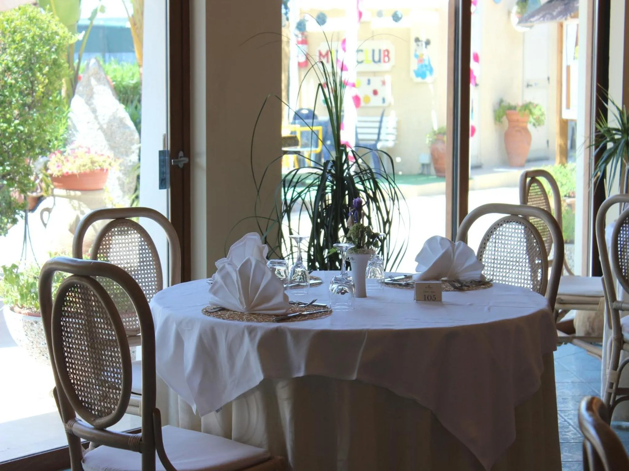 Restaurant/places to eat in Blu Tropical Resort