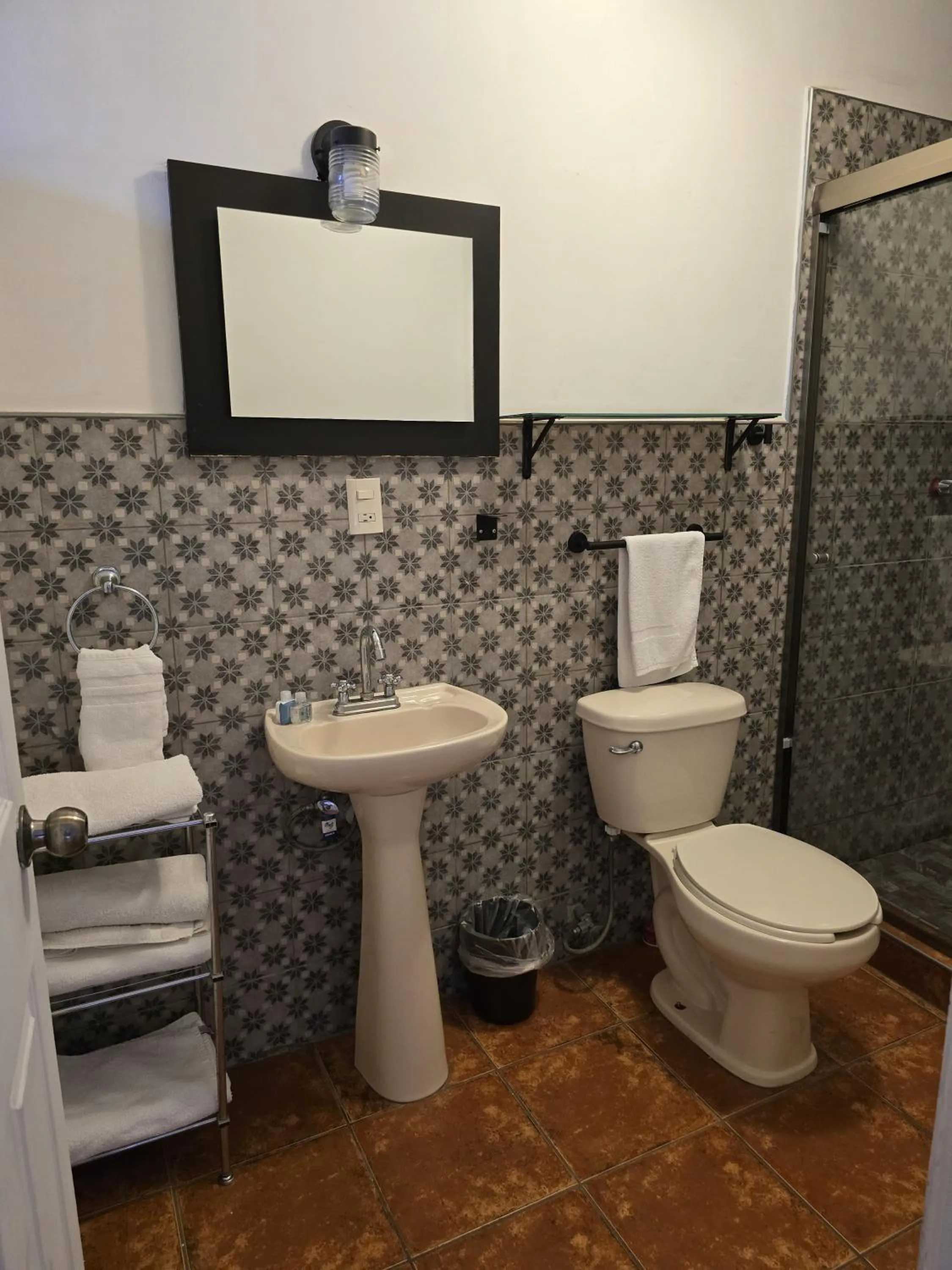 Shower in HOTEL BOUTIQUE EL VIEJO MUNDO