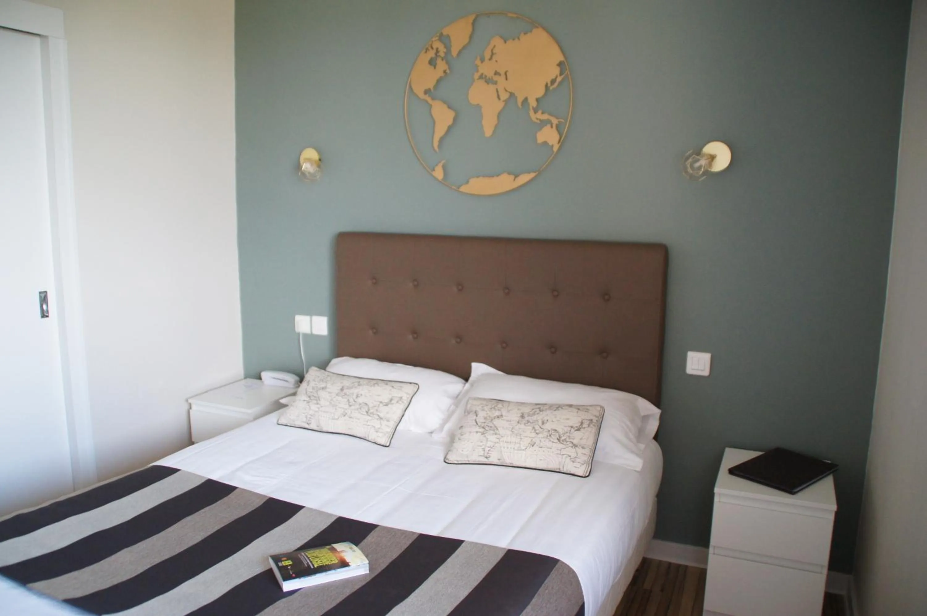 Bed in Logis Hôtel de la Bruyere