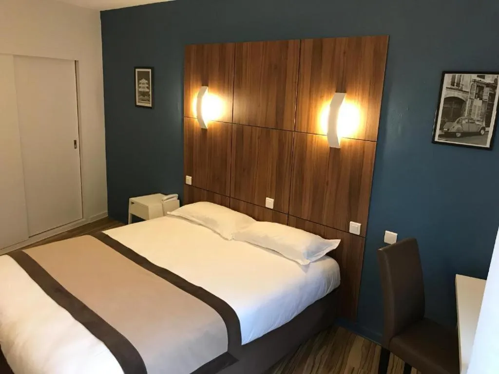 Bed in Logis Hôtel de la Bruyere