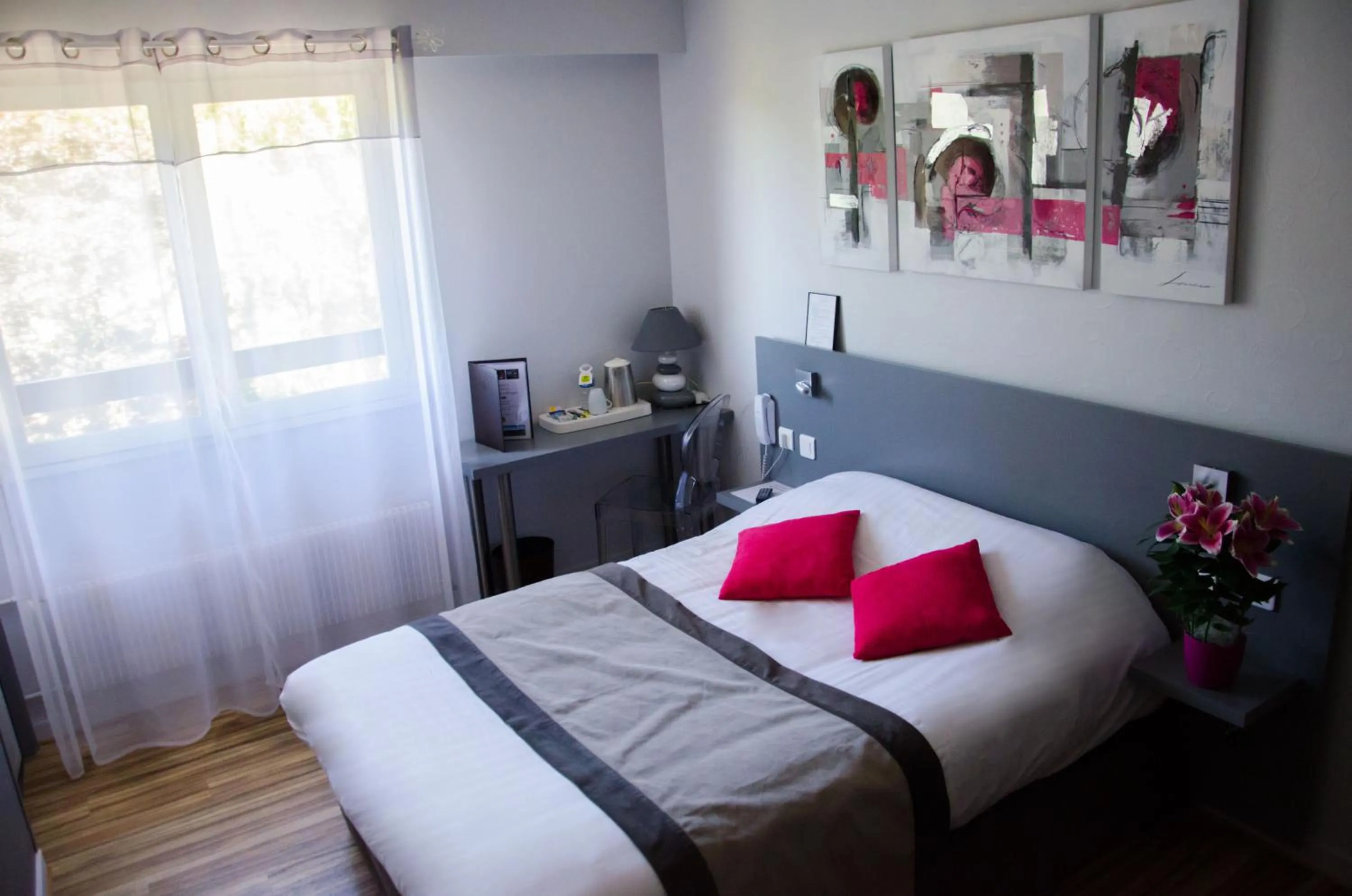 Photo of the whole room, Bed in Logis Hôtel de la Bruyere