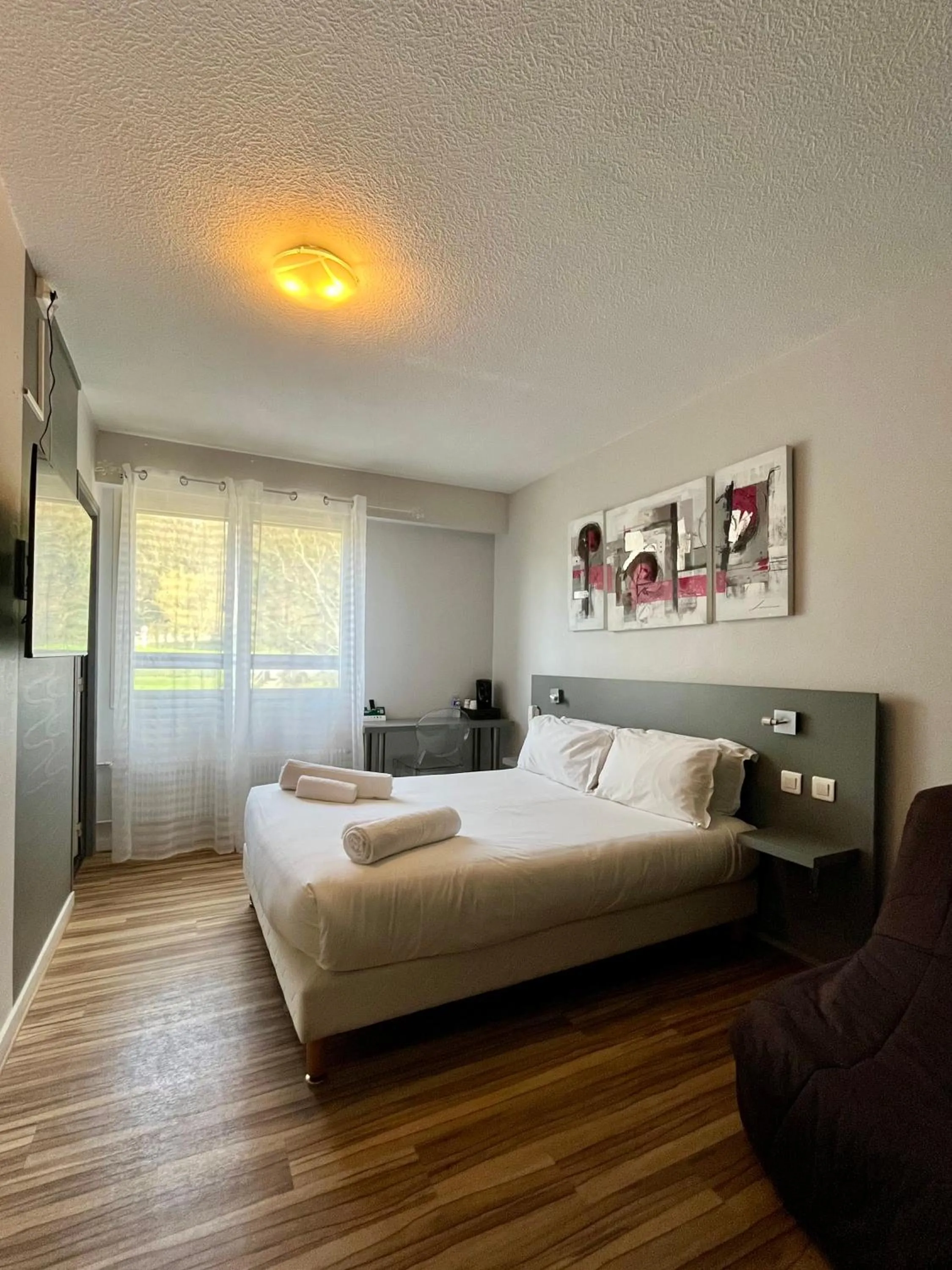 Bed in Logis Hôtel de la Bruyere