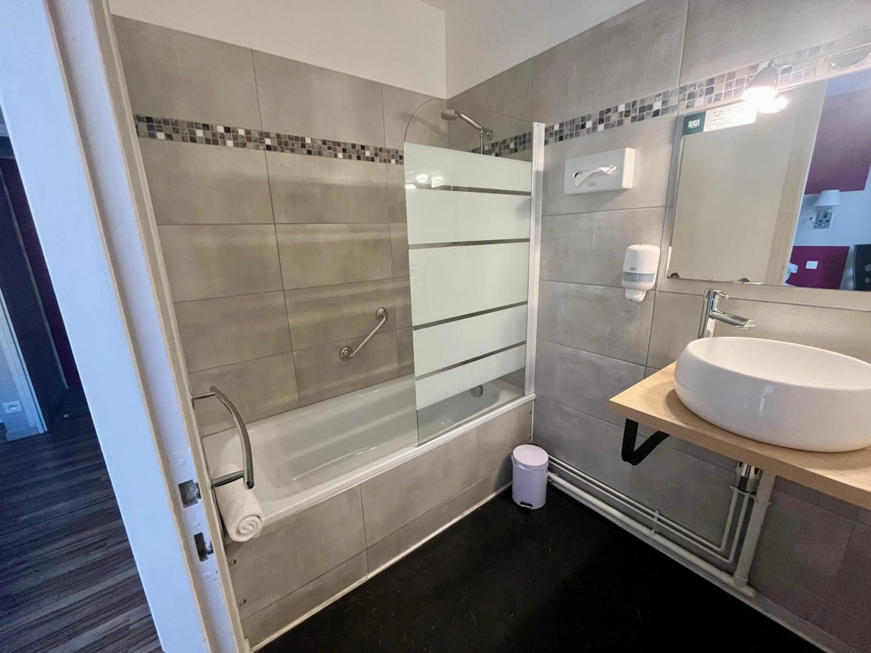 Shower in Logis Hôtel de la Bruyere