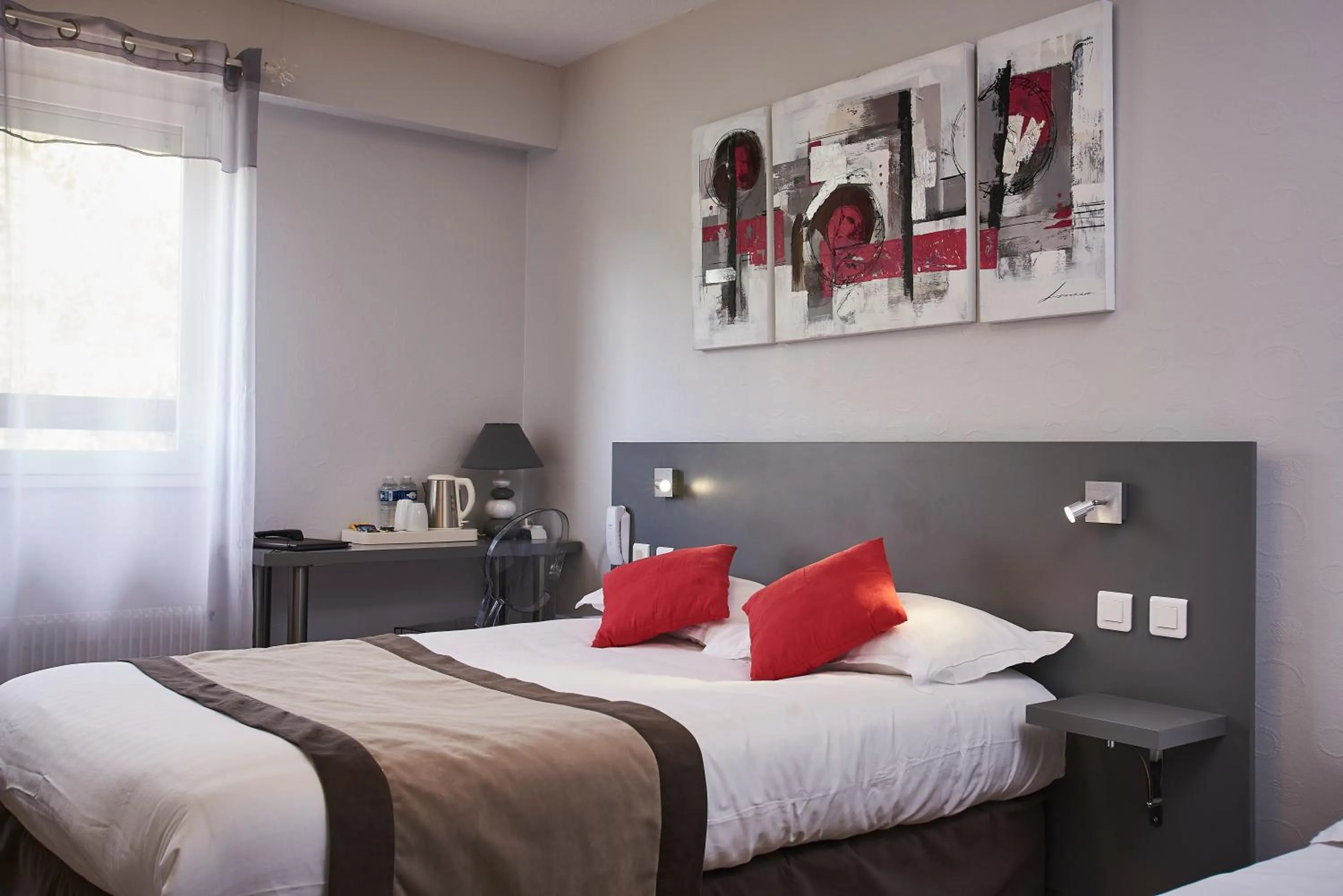 Staff, Bed in Logis Hôtel de la Bruyere