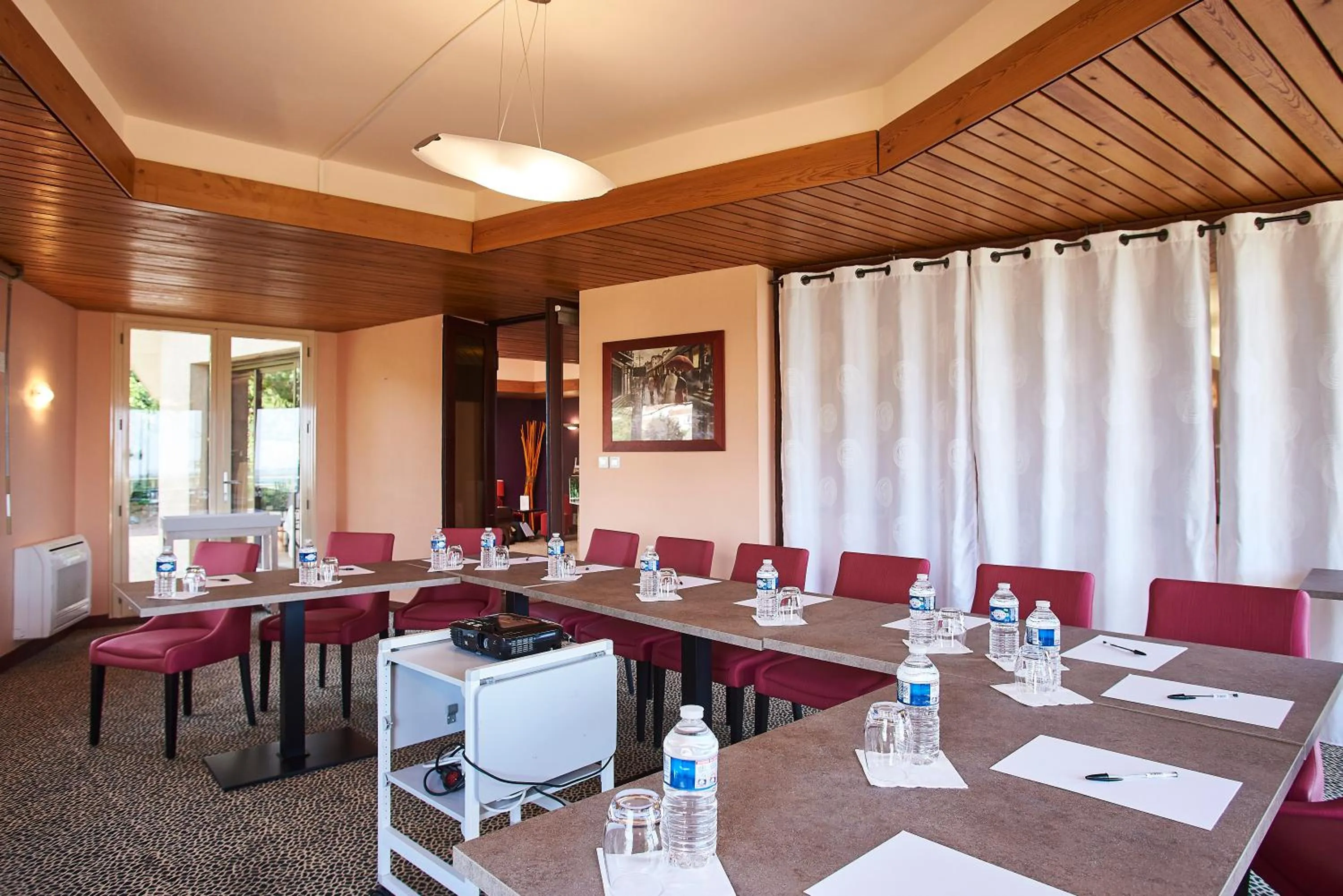 Business facilities in Logis Hôtel de la Bruyere