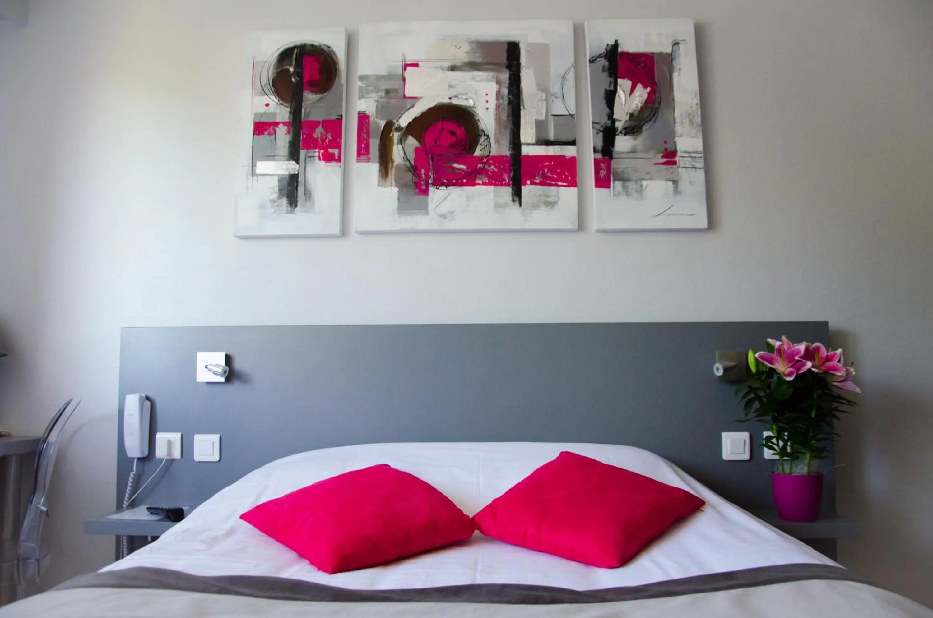 Bed in Logis Hôtel de la Bruyere