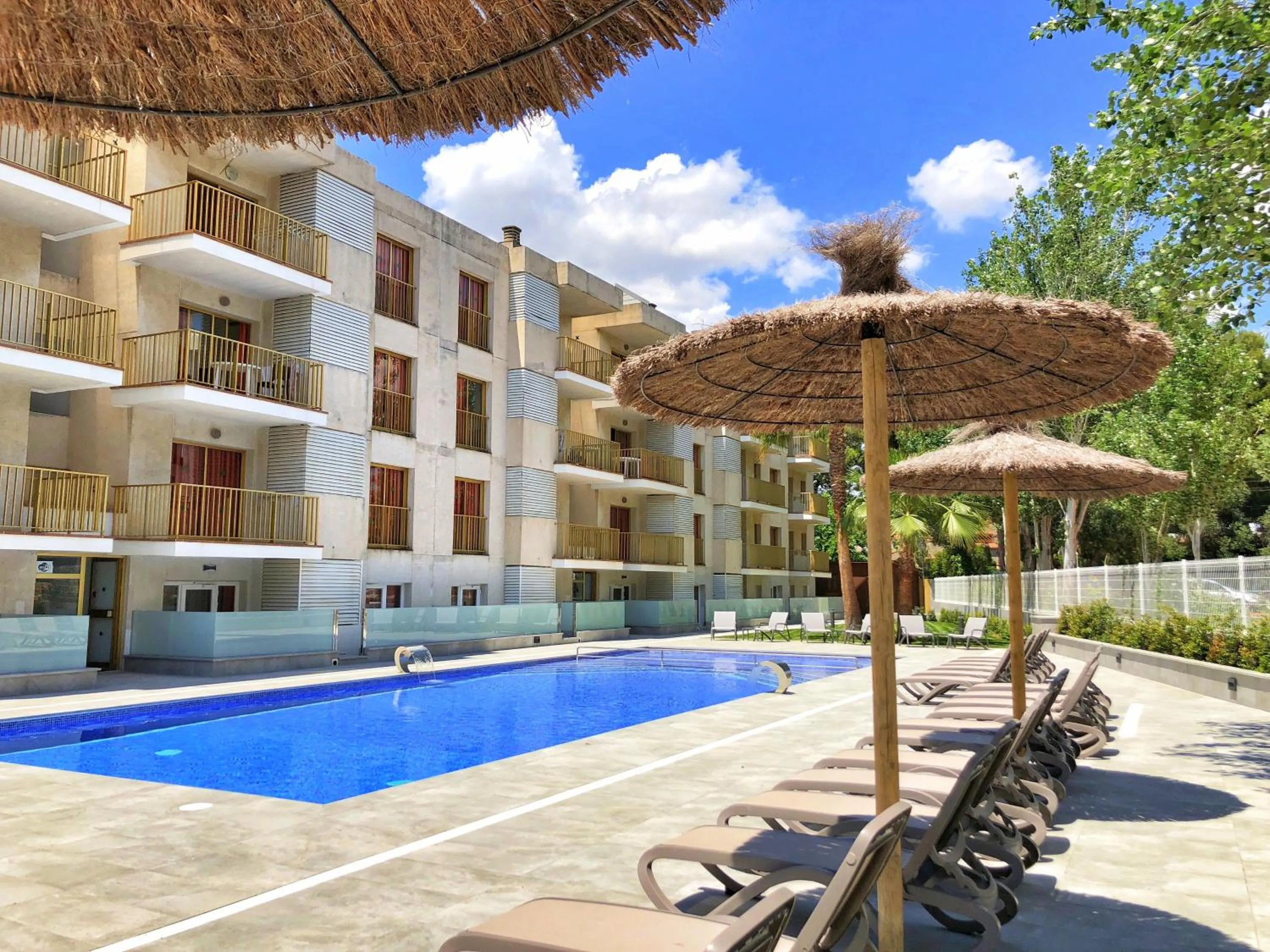 Swimming pool in Rentalmar Pins Marina