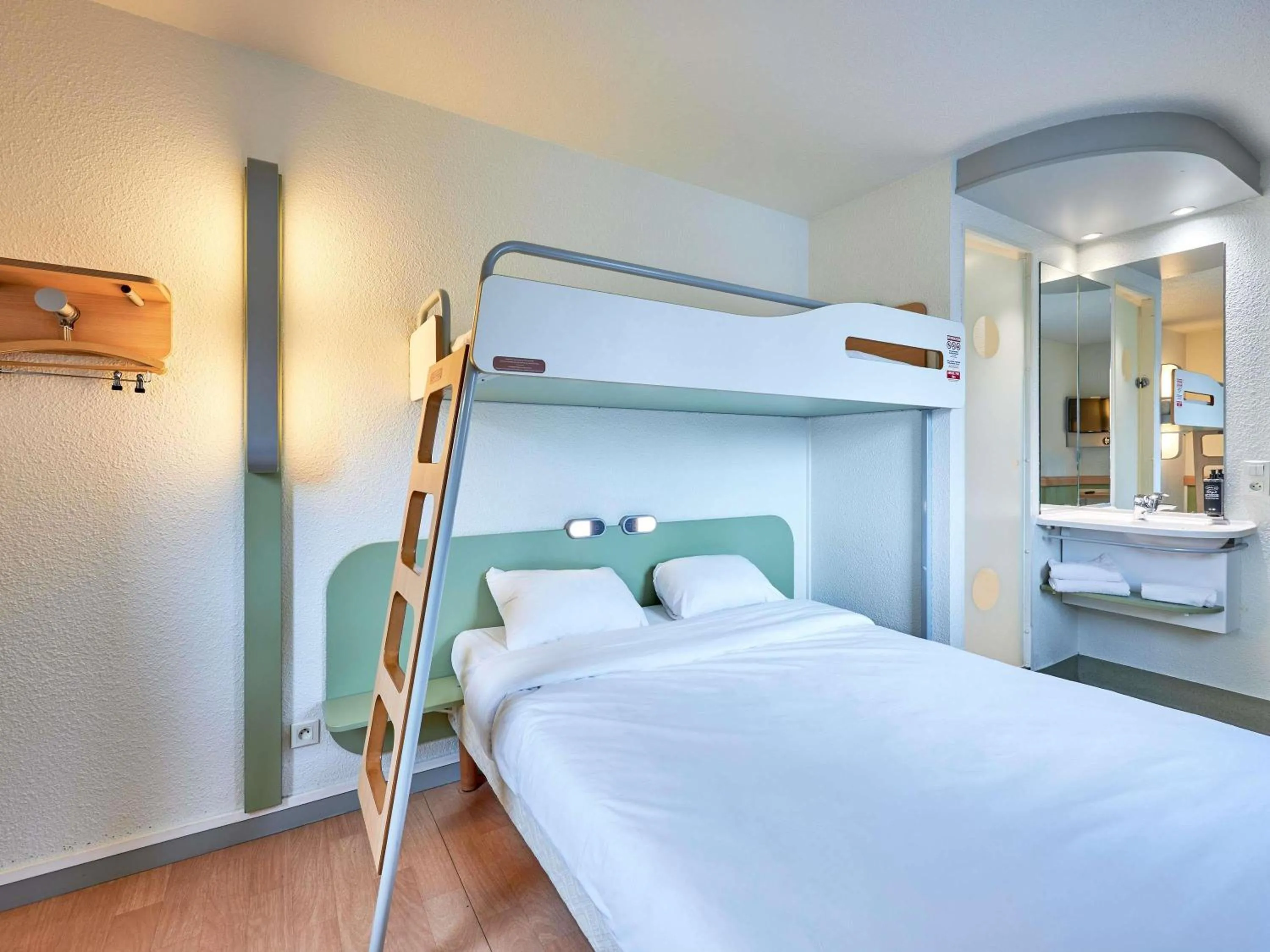 Bedroom, Bed in ibis budget Lisieux