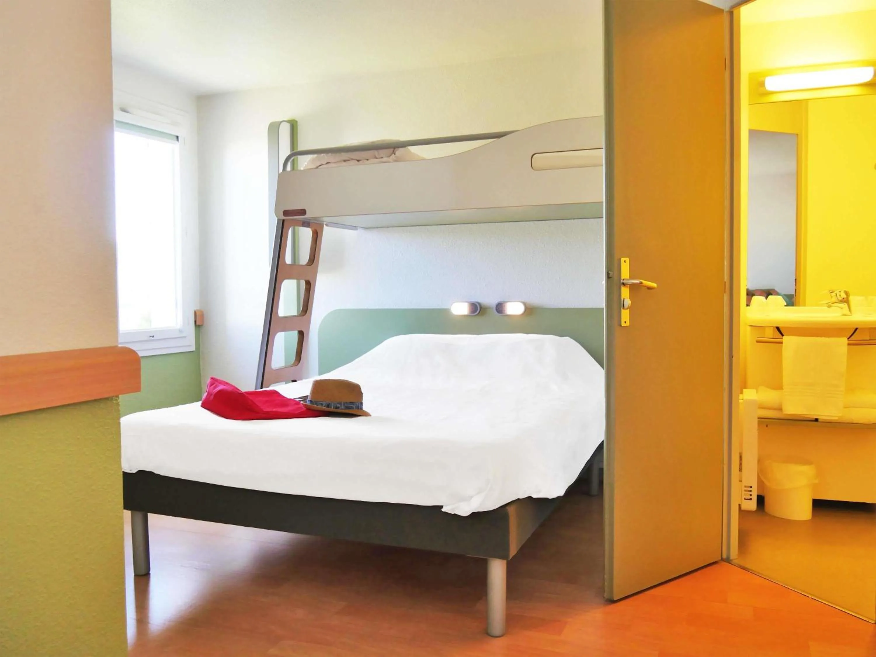 Bedroom, Bed in ibis budget Lisieux