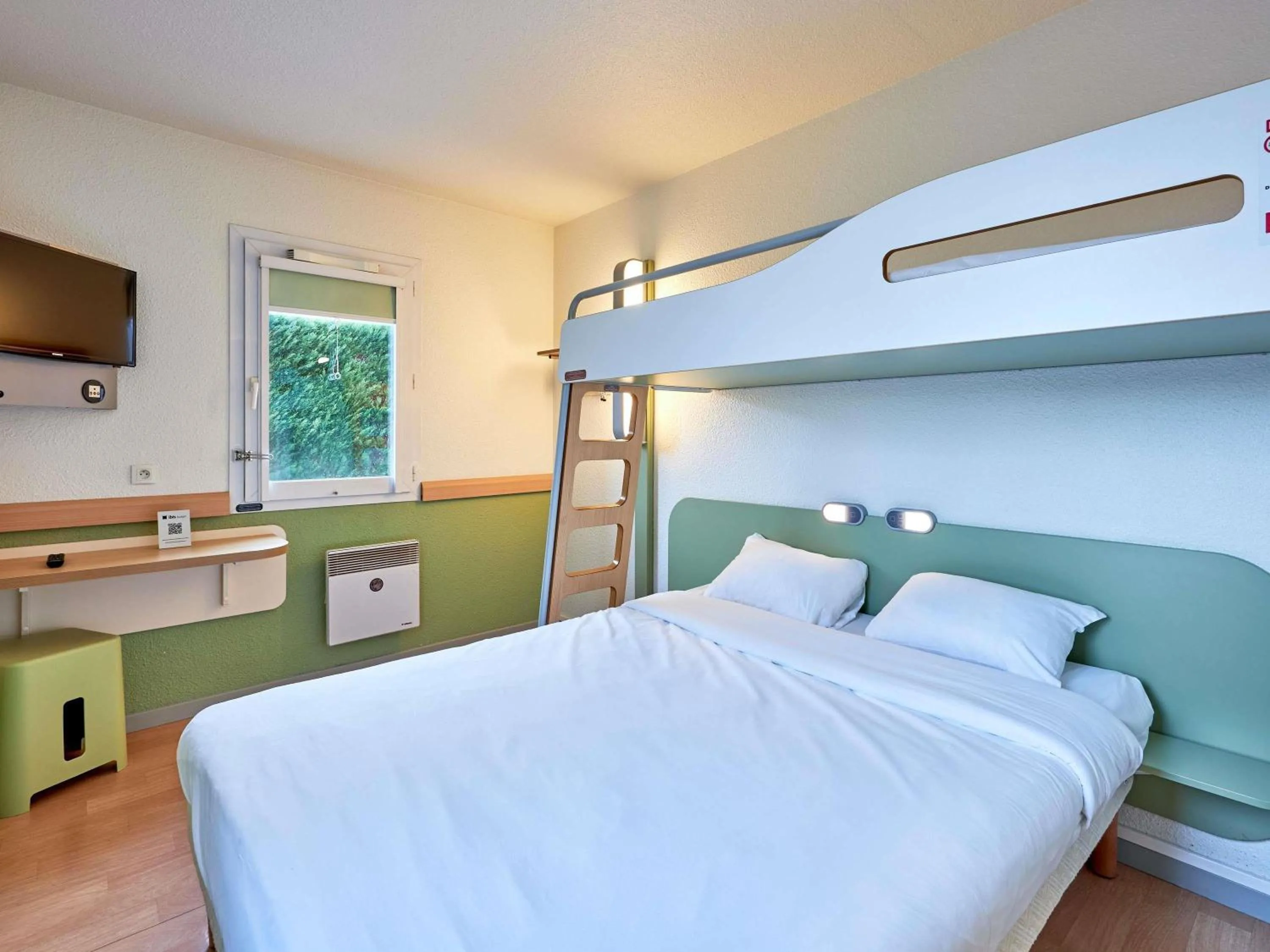 Bedroom, Bed in ibis budget Lisieux