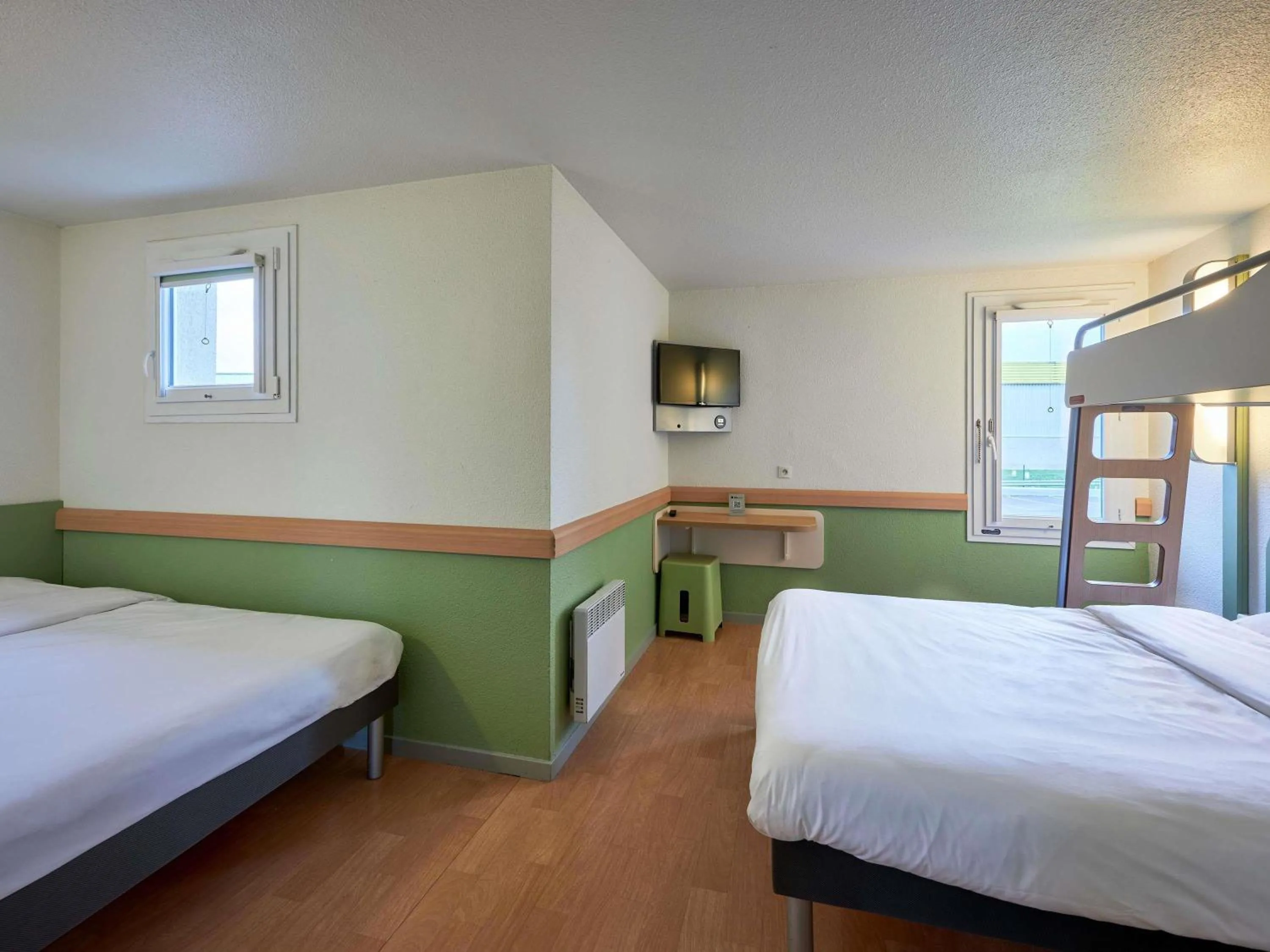 Bedroom, Bed in ibis budget Lisieux