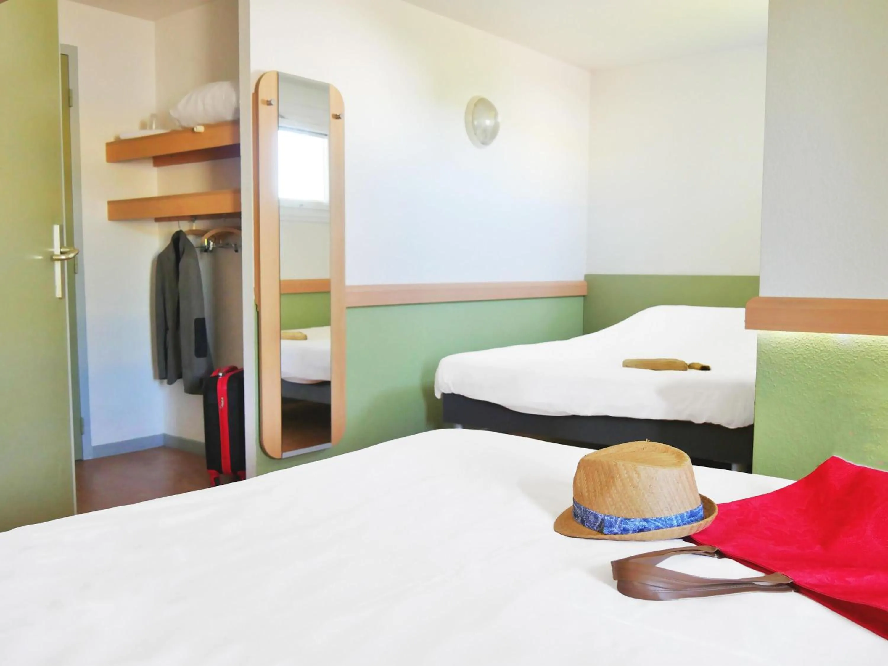 Bedroom, Bed in ibis budget Lisieux