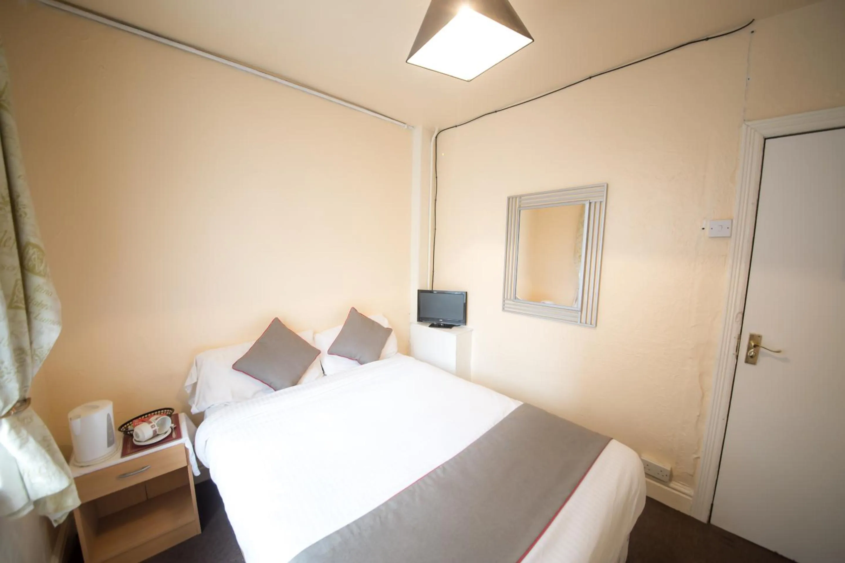 Photo of the whole room, Bed in MyRoomz Hollingdales Hotel