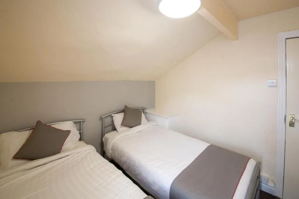 Photo of the whole room, Bed in MyRoomz Hollingdales Hotel