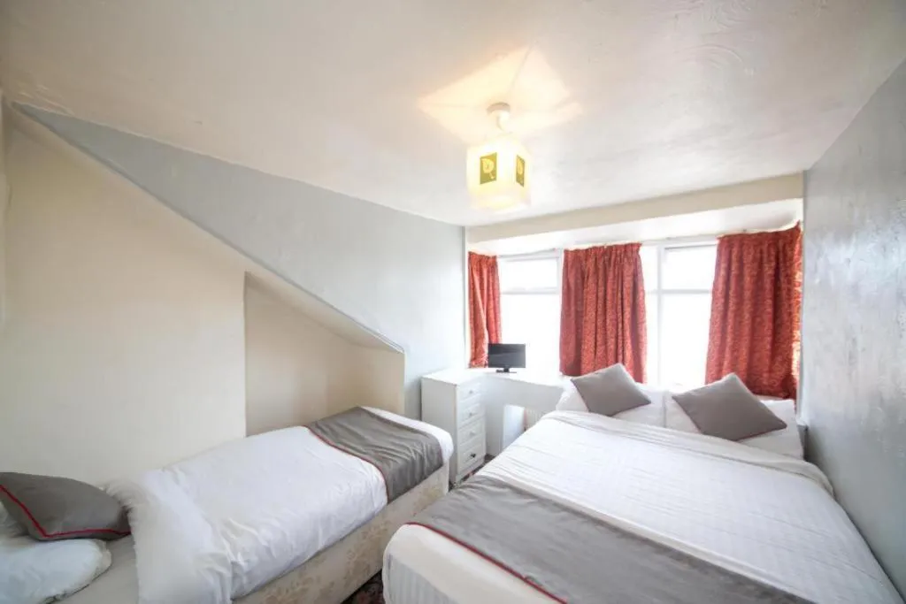 Bed in MyRoomz Hollingdales Hotel