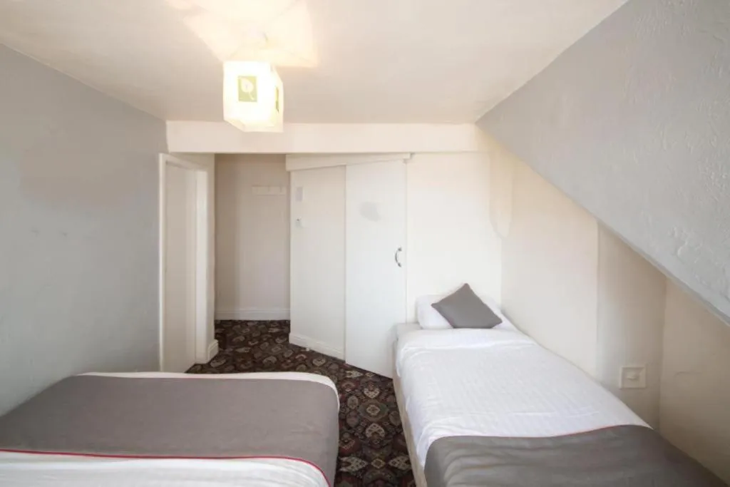 Photo of the whole room, Bed in MyRoomz Hollingdales Hotel