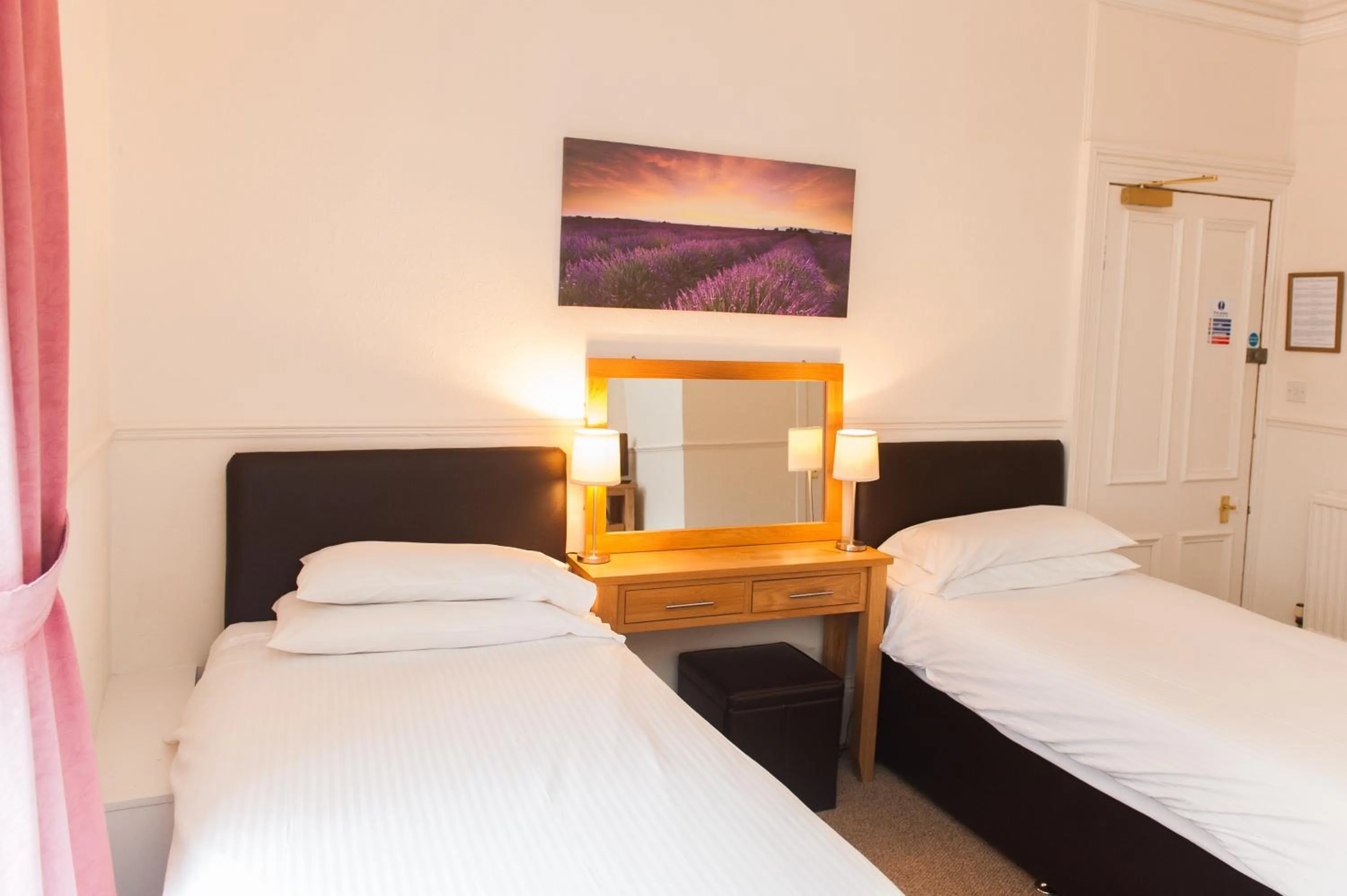 Photo of the whole room, Bed in Ardross Glencairn