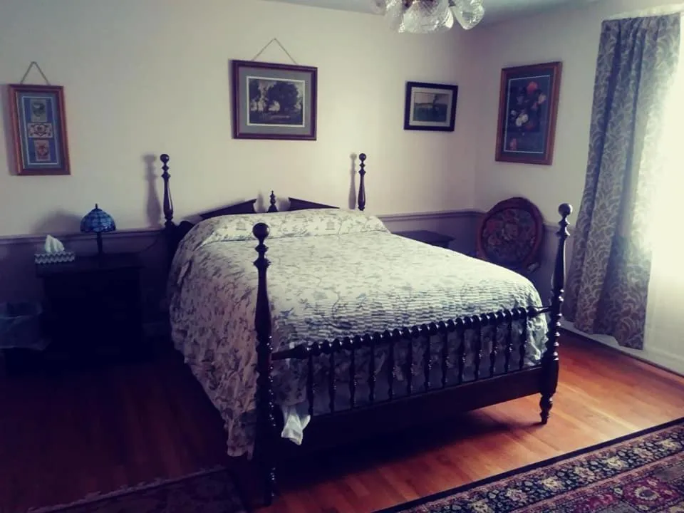 Bedroom, Bed in Sleepy Hollow Manor