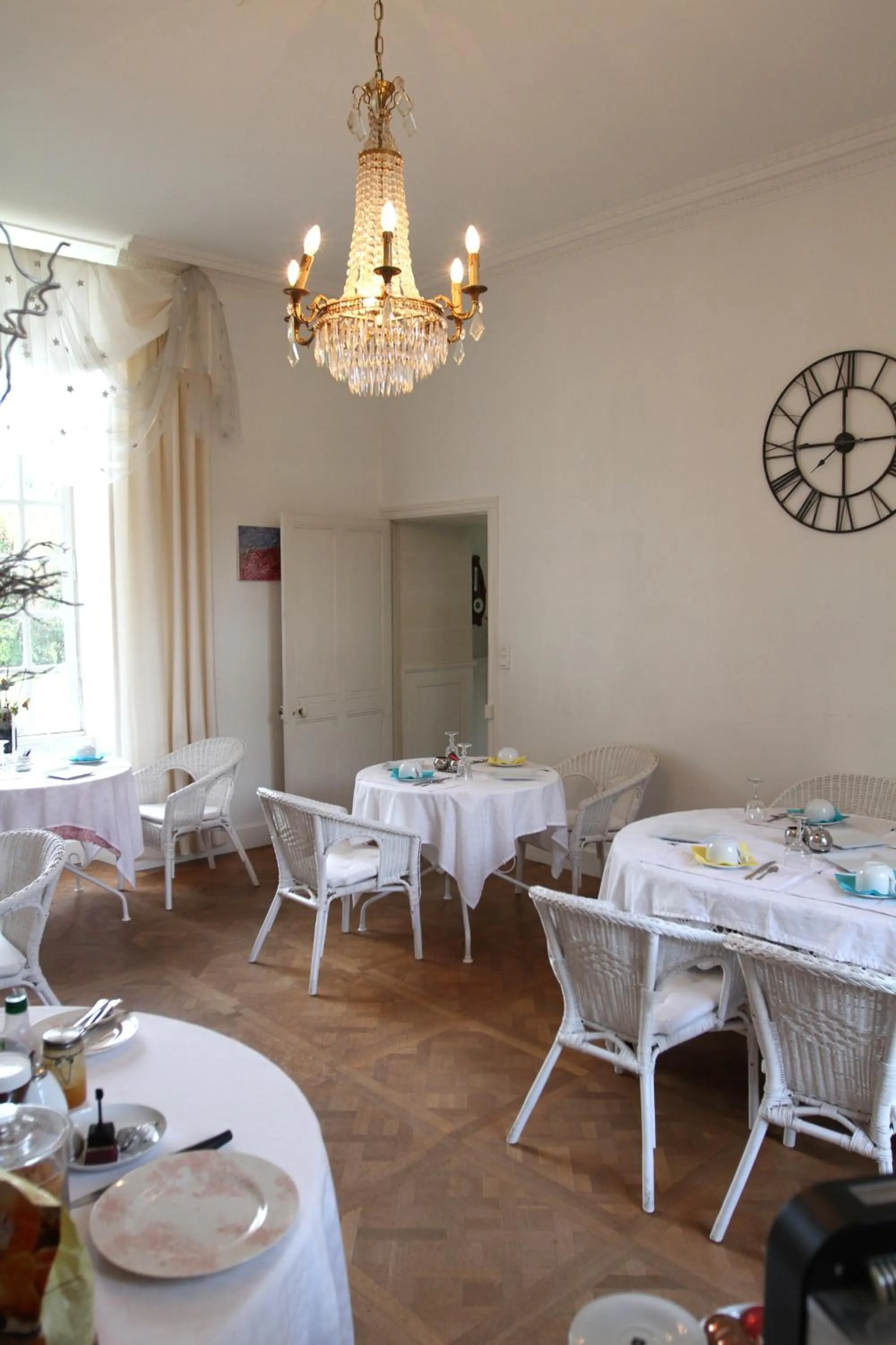 Restaurant/places to eat in Château du Bois de La Noe