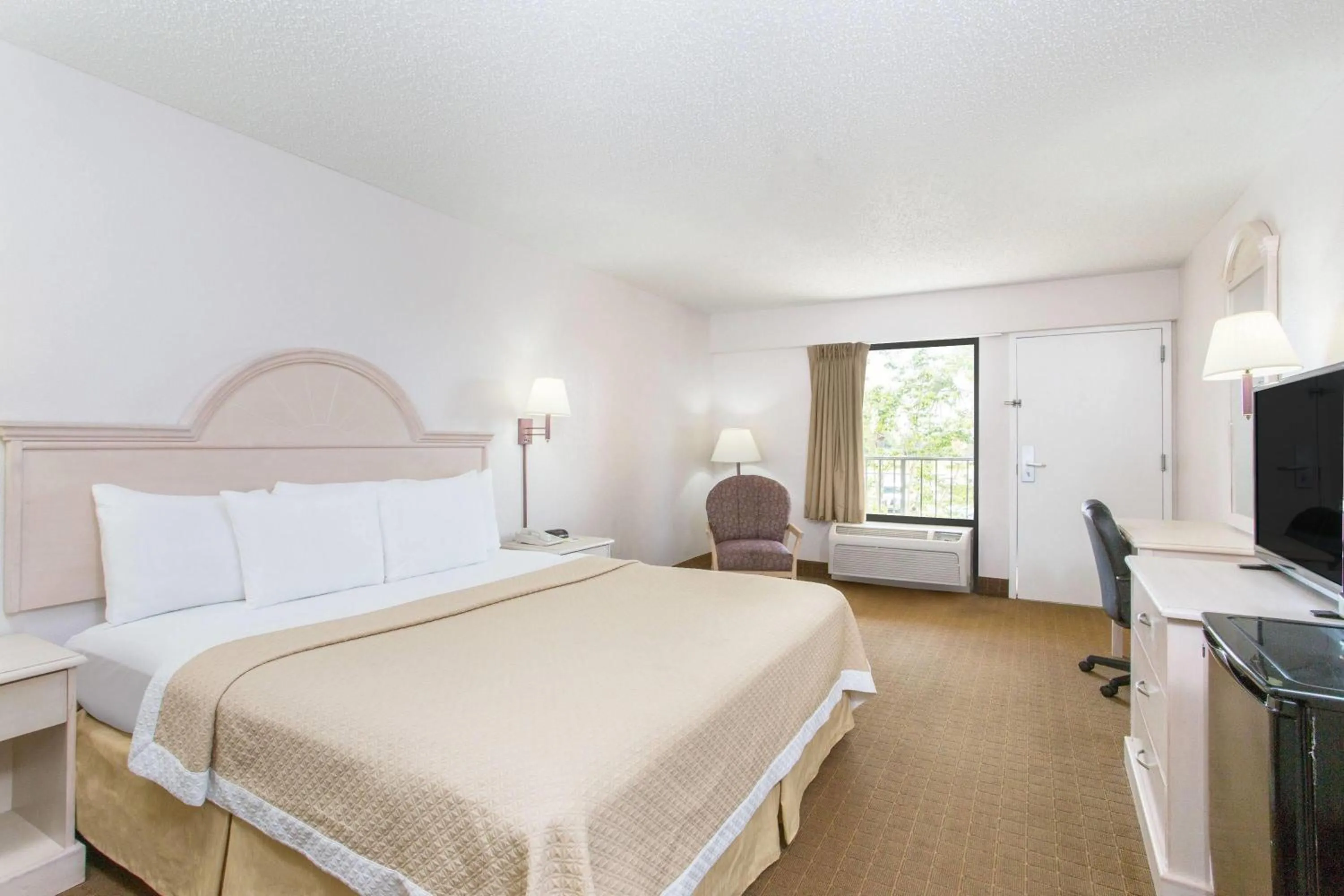 Photo of the whole room, Bed in Days Inn & Suites by Wyndham Navarre - near Beaches Hurlburt