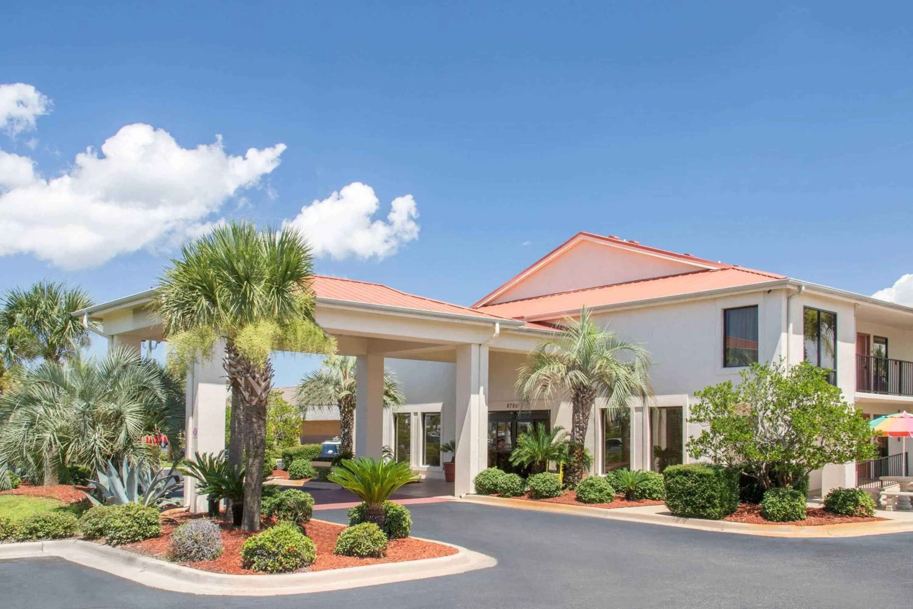Property building in Days Inn & Suites by Wyndham Navarre - near Beaches Hurlburt