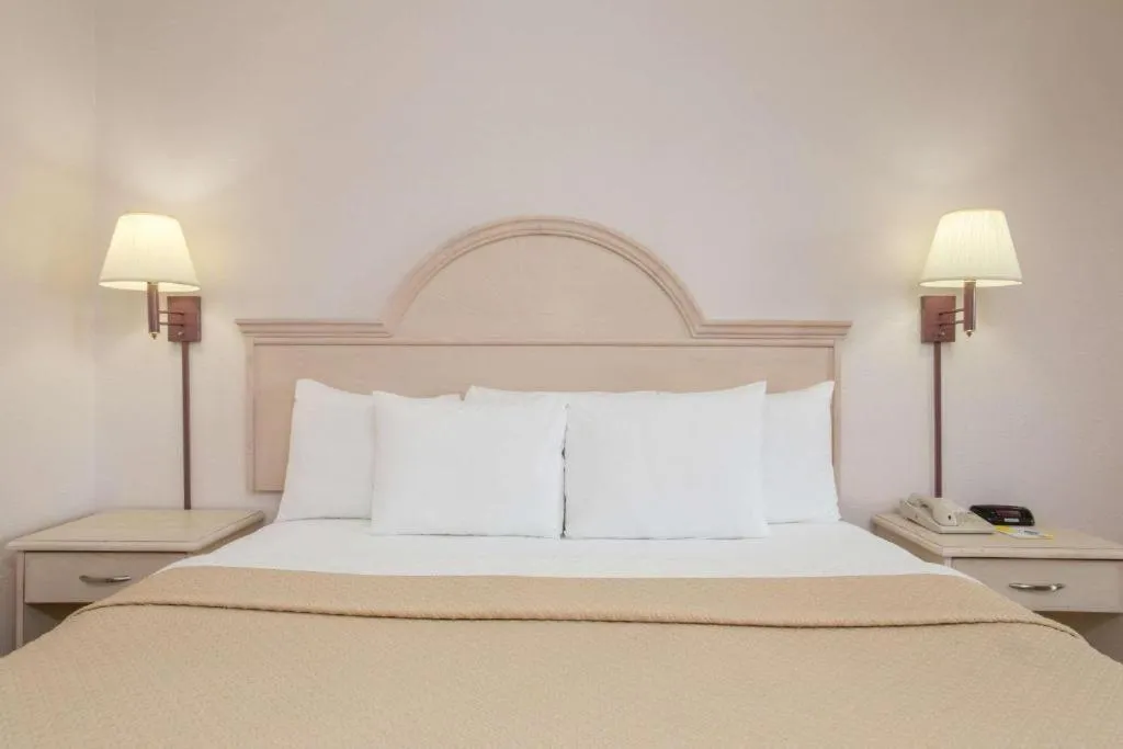 Bed in Days Inn & Suites by Wyndham Navarre - near Beaches Hurlburt