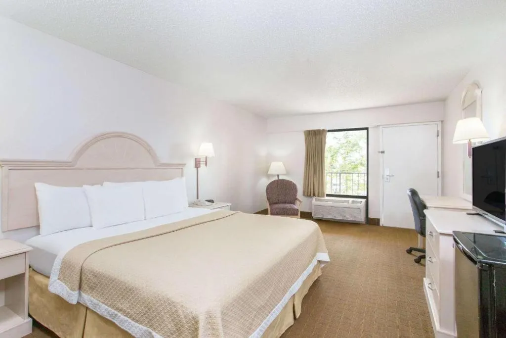 Bed in Days Inn & Suites by Wyndham Navarre - near Beaches Hurlburt
