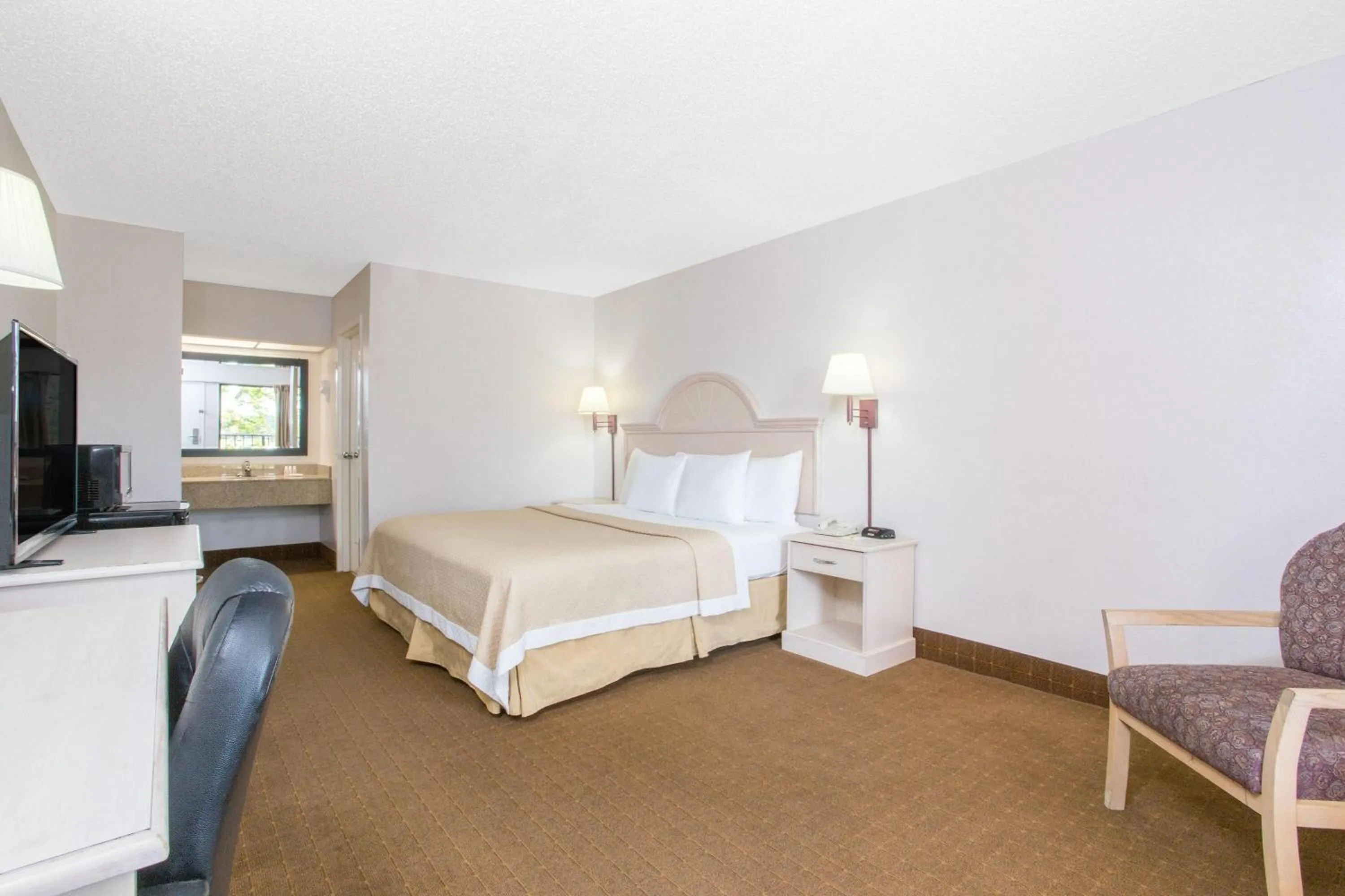 Photo of the whole room, Bed in Days Inn & Suites by Wyndham Navarre - near Beaches Hurlburt