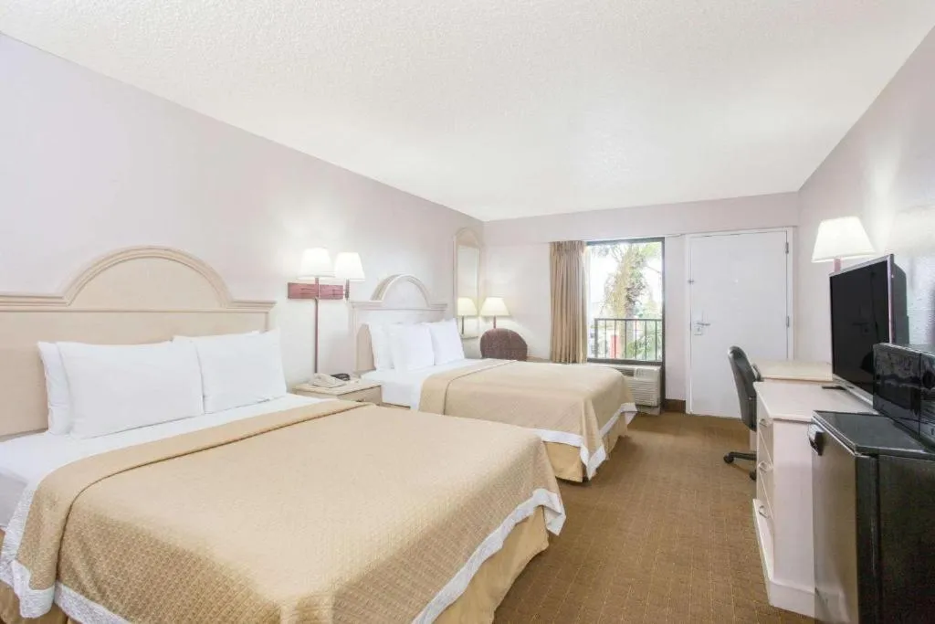 Bed in Days Inn & Suites by Wyndham Navarre - near Beaches Hurlburt