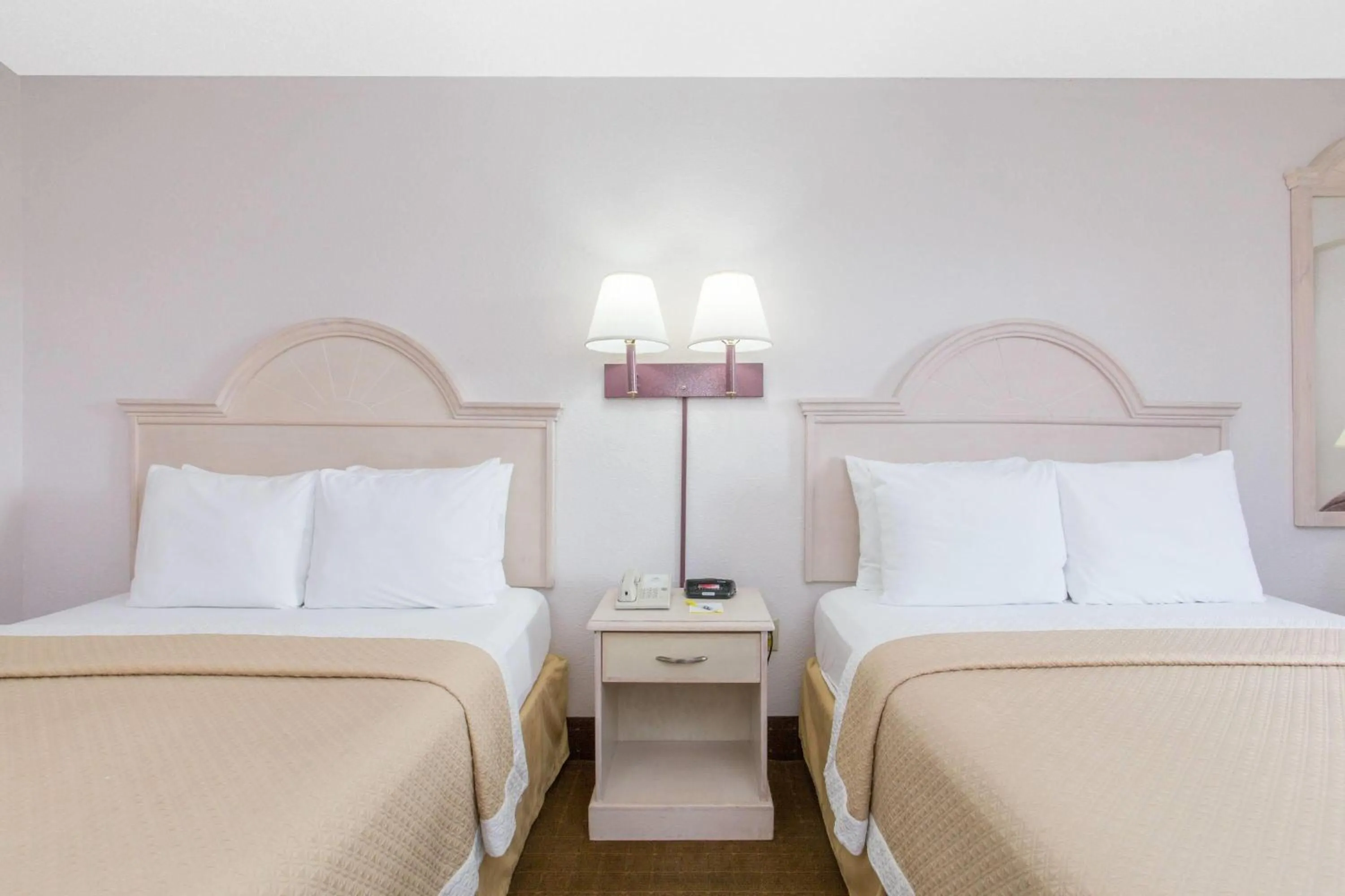 Photo of the whole room, Bed in Days Inn & Suites by Wyndham Navarre - near Beaches Hurlburt