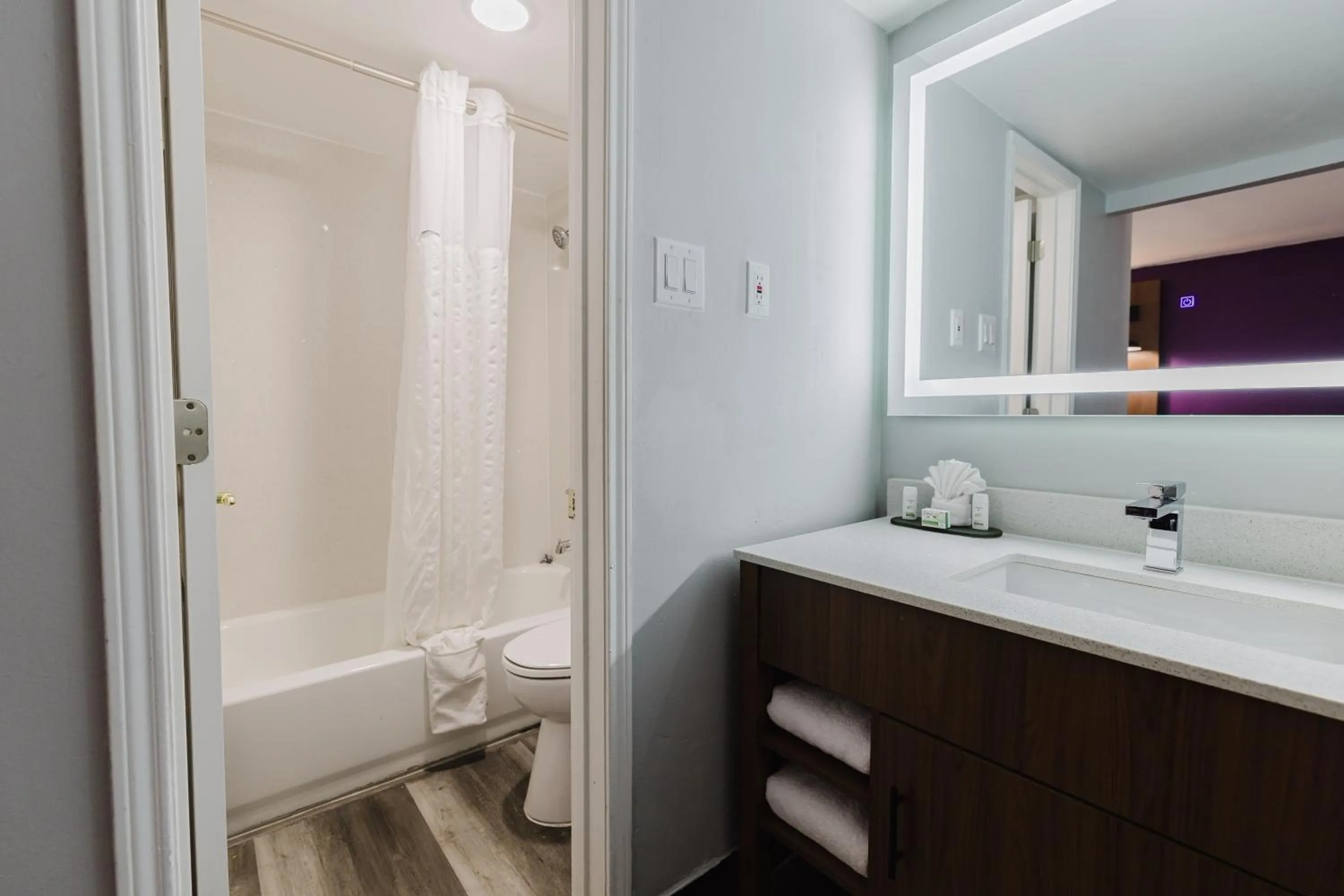 Bath in La Quinta Inn by Wyndham Amarillo Mid-City