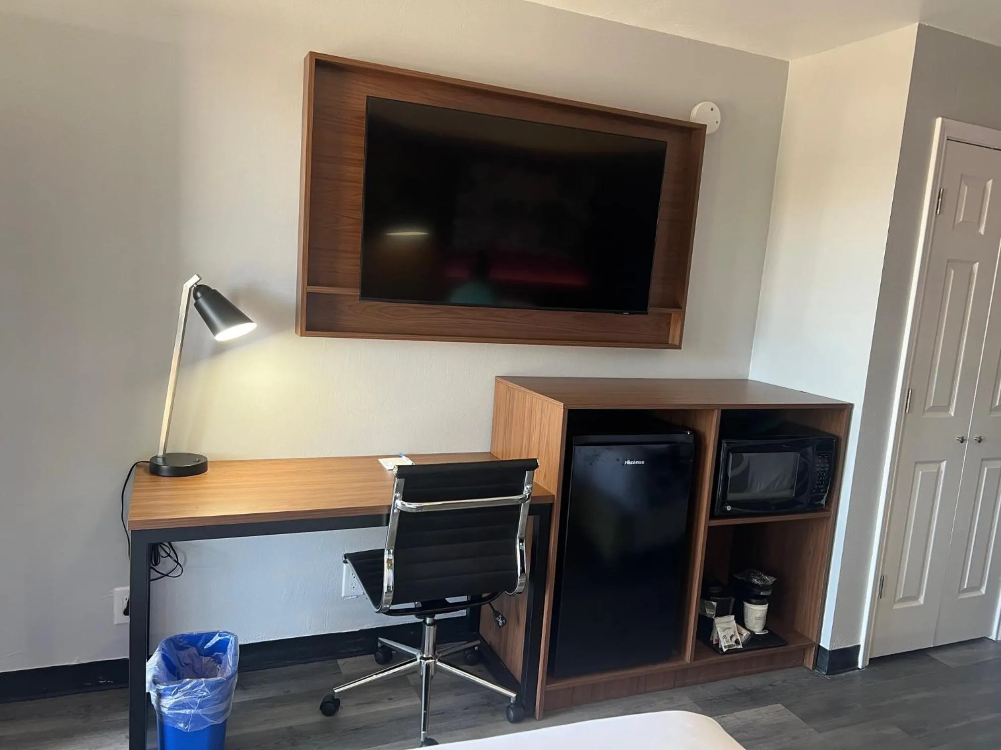 TV and multimedia in La Quinta Inn by Wyndham Amarillo Mid-City