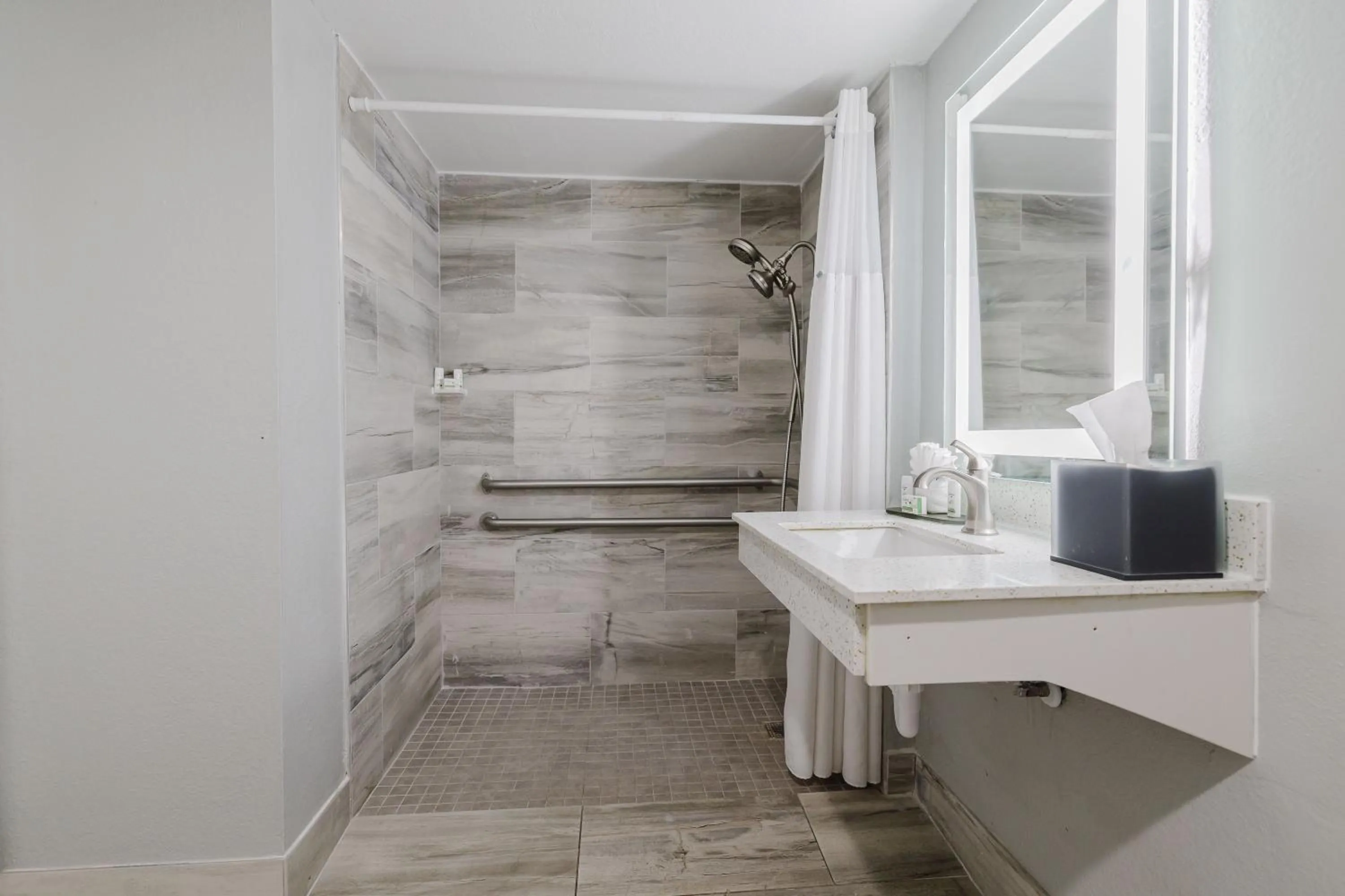 Shower in La Quinta Inn by Wyndham Amarillo Mid-City