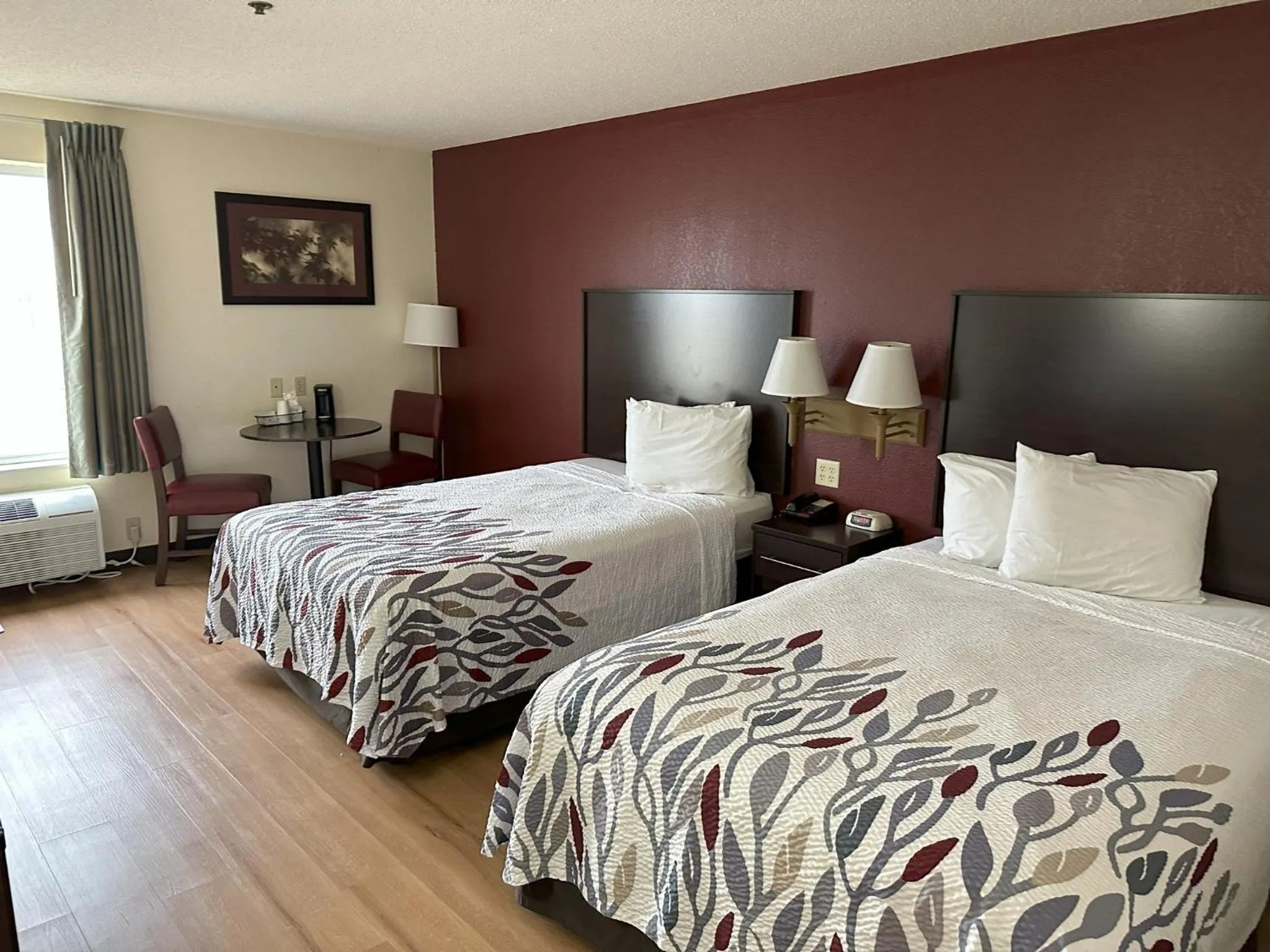 Photo of the whole room, Bed in Red Roof Inn Clyde