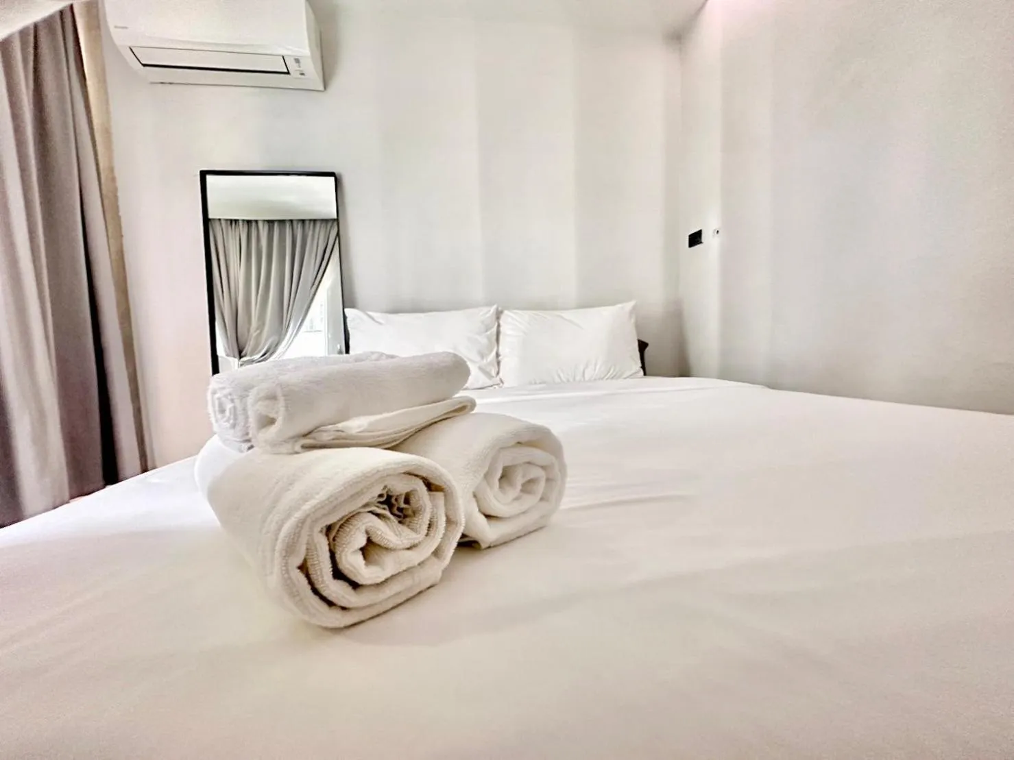 Bed in Chocolate box mint