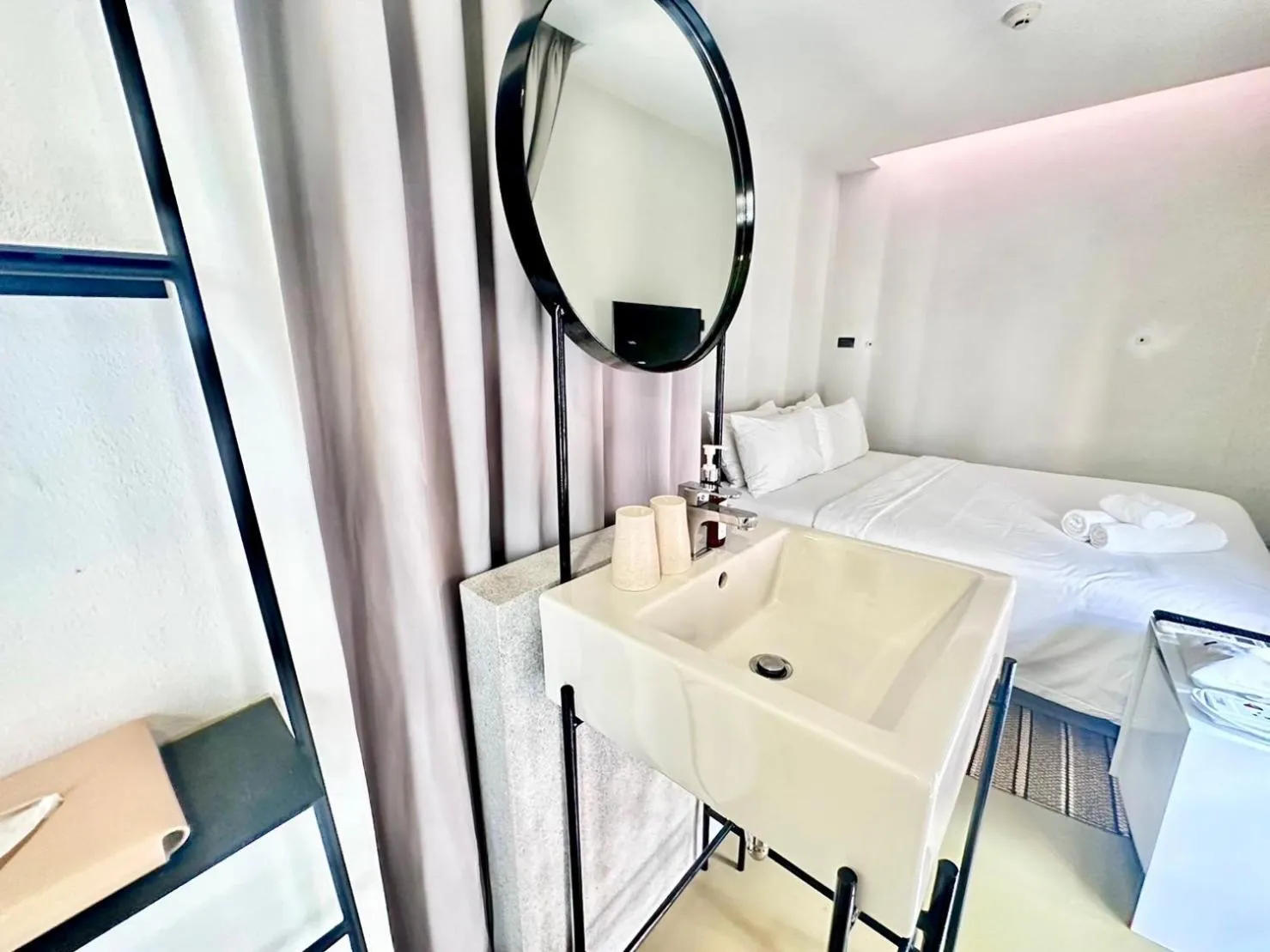 Bed in Chocolate box mint