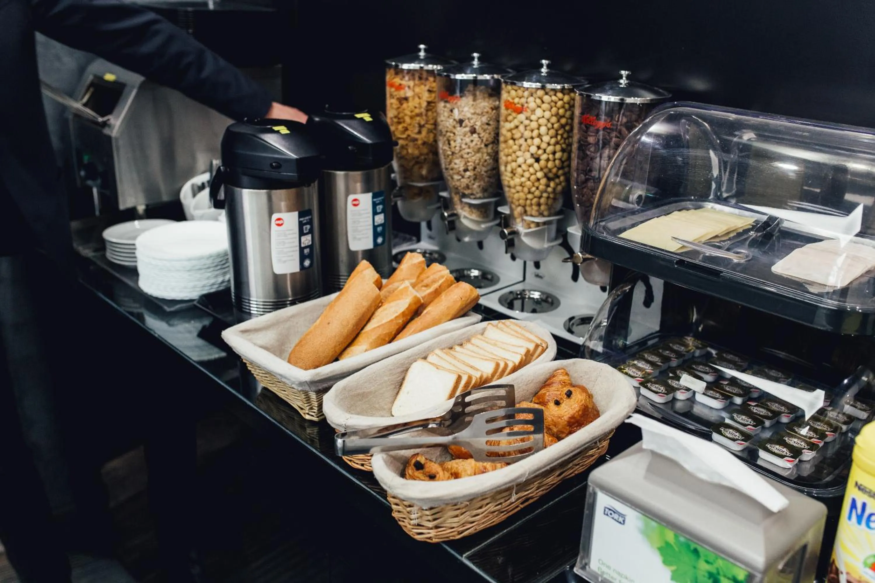 Restaurant/places to eat in Hôtel de l'Exposition - République