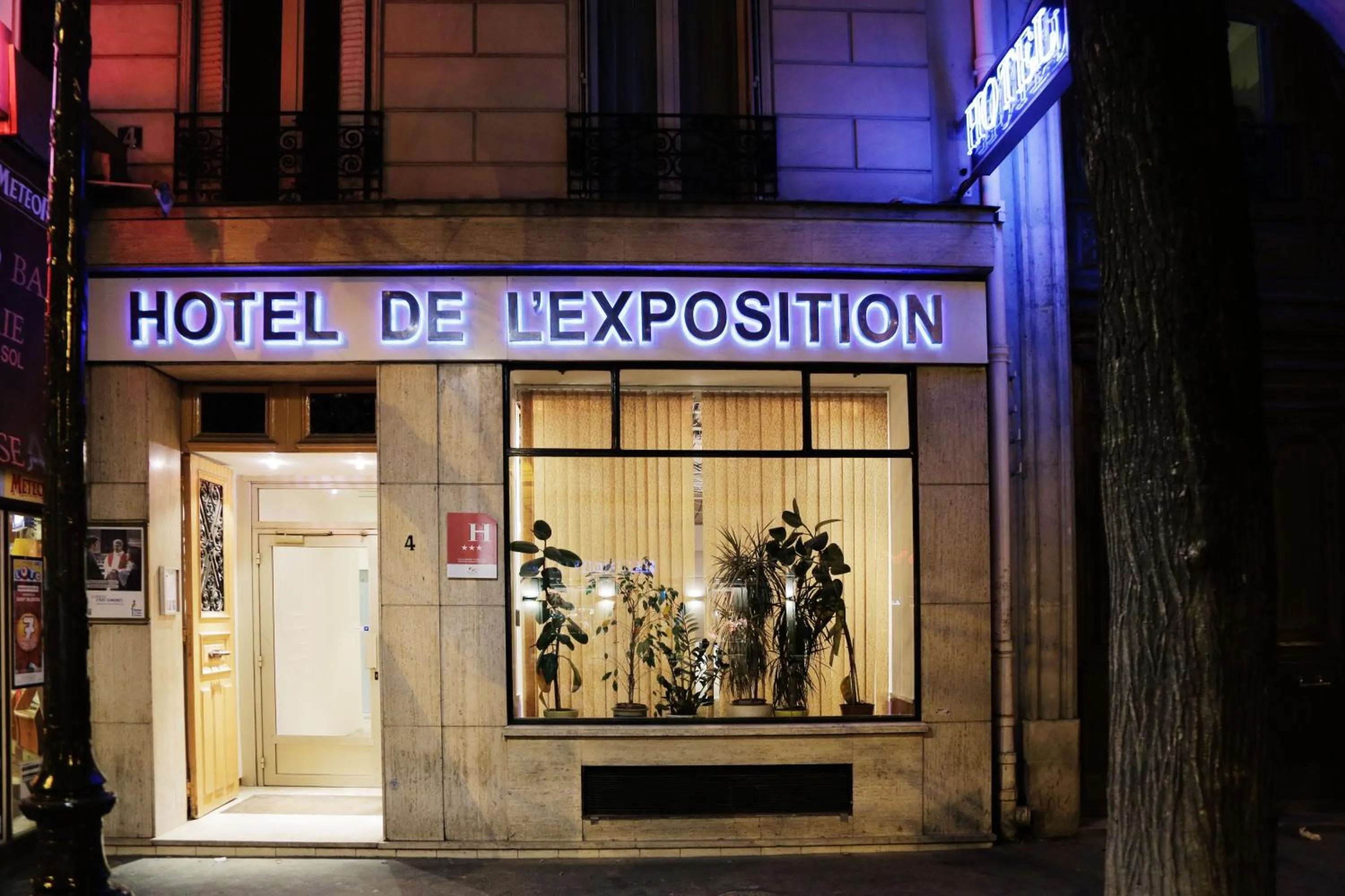 Facade/entrance in Hôtel de l'Exposition - République